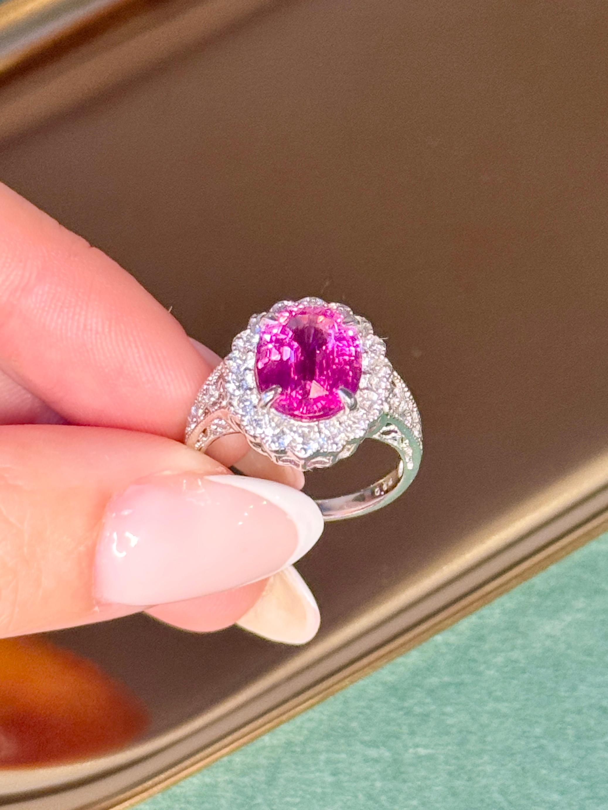 Bague en platine avec saphir rose exceptionnel de 3,5 carats certifié GRS et halo de diamants en vente 2