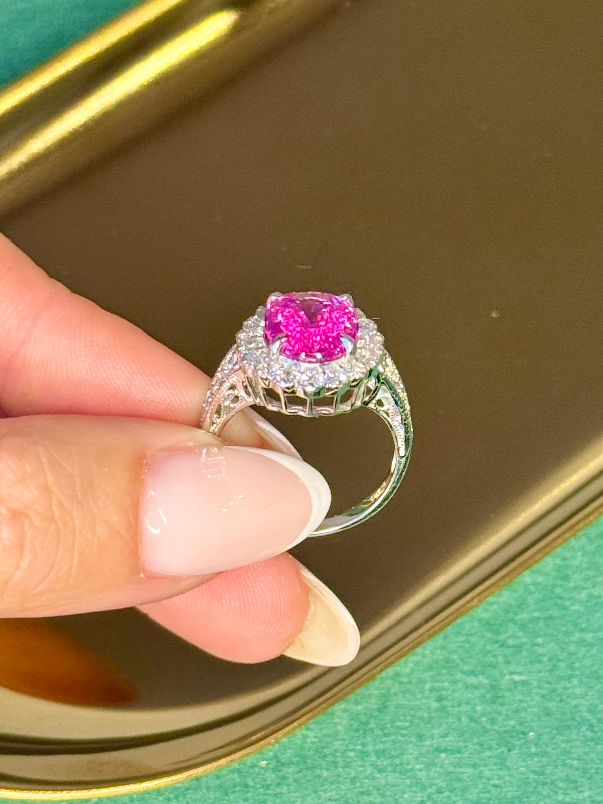 Bague en platine avec saphir rose exceptionnel de 3,5 carats certifié GRS et halo de diamants en vente 3