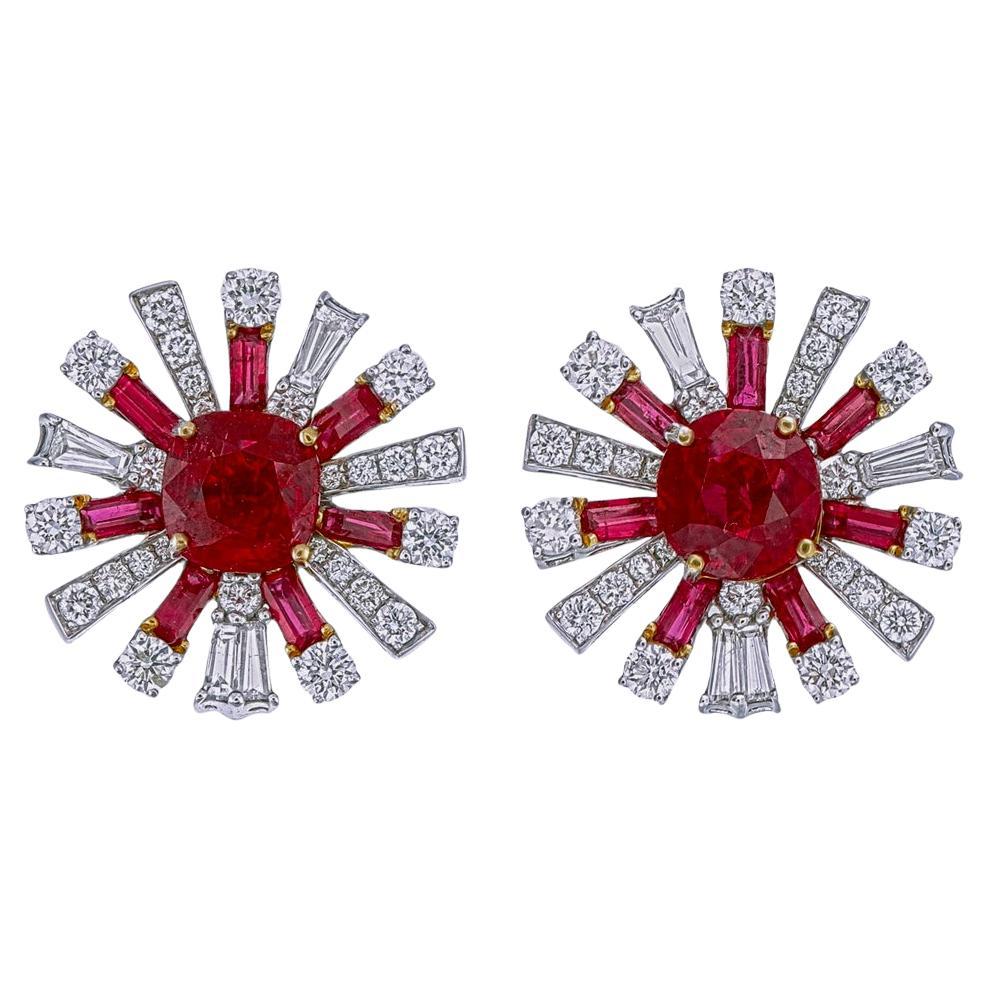 Un elegante paio di orecchini con rubini e diamanti di REWA Jewell è realizzato in oro bianco 18 carati.

I due pezzi centrali sono costituiti da rubini birmani naturali non trattati con taglio a cuscino del peso di circa 2,76 carati e 14 pezzi di