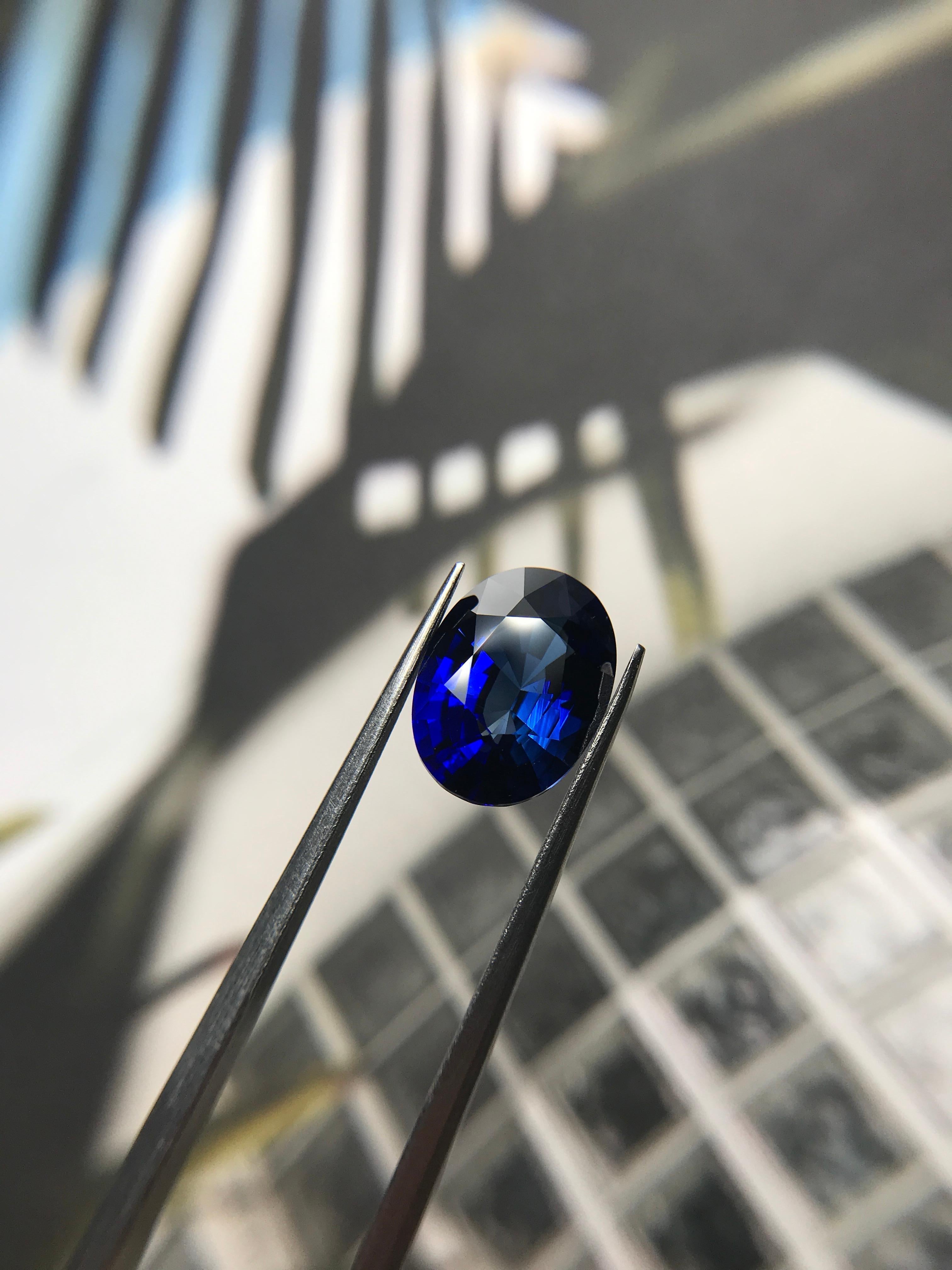 Taille ovale Saphir ovale bleu royal certifié GRS de 3,80 carats en vente