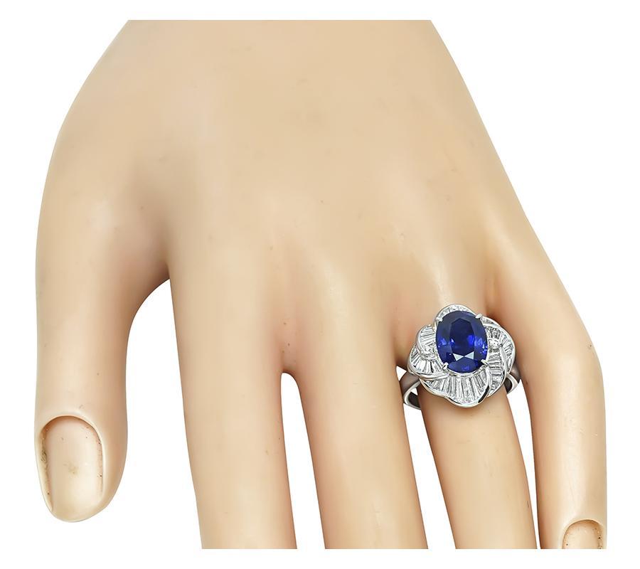Se trata de un fabuloso anillo de platino. El anillo está centrado con un precioso zafiro de Ceilán de talla ovalada azul real certificado GRS que pesa 3,85 ct. El zafiro está acentuado por brillantes diamantes talla baguette y redonda que pesan