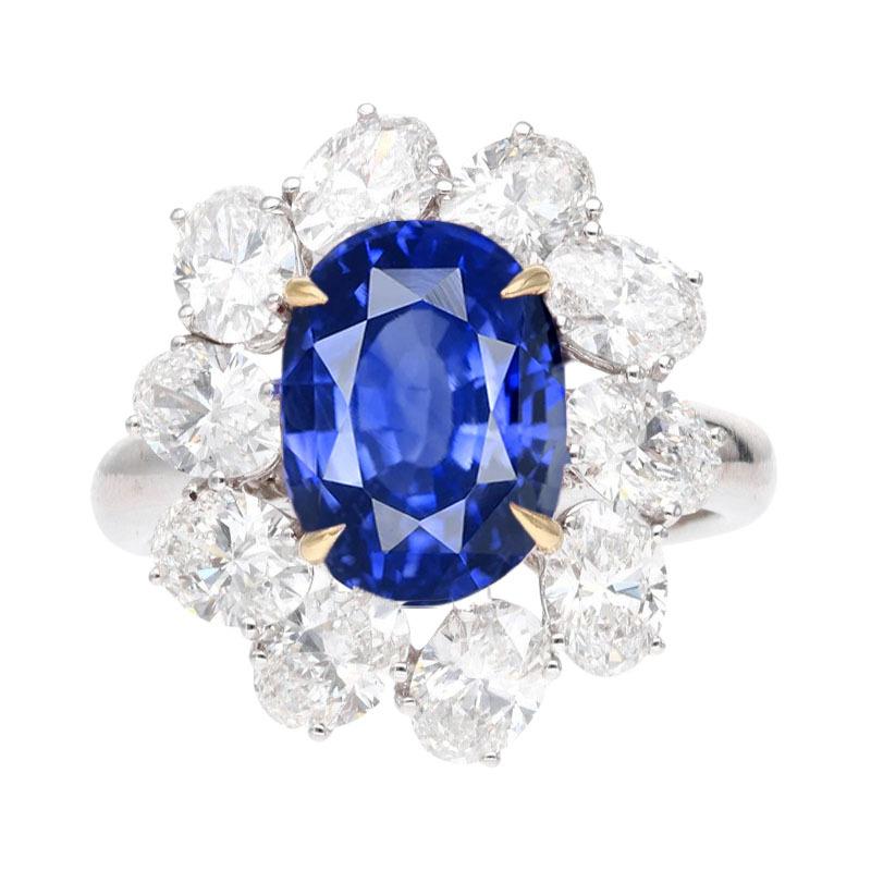 Un exquisito y purísimo zafiro azul vivo natural certificado por GRS con un NO HEAT, lo que es muy raro de encontrar en una piedra natural con esta ardiente saturación de color y sin ningún tipo de tratamiento.

En  color es tan bello que una vez