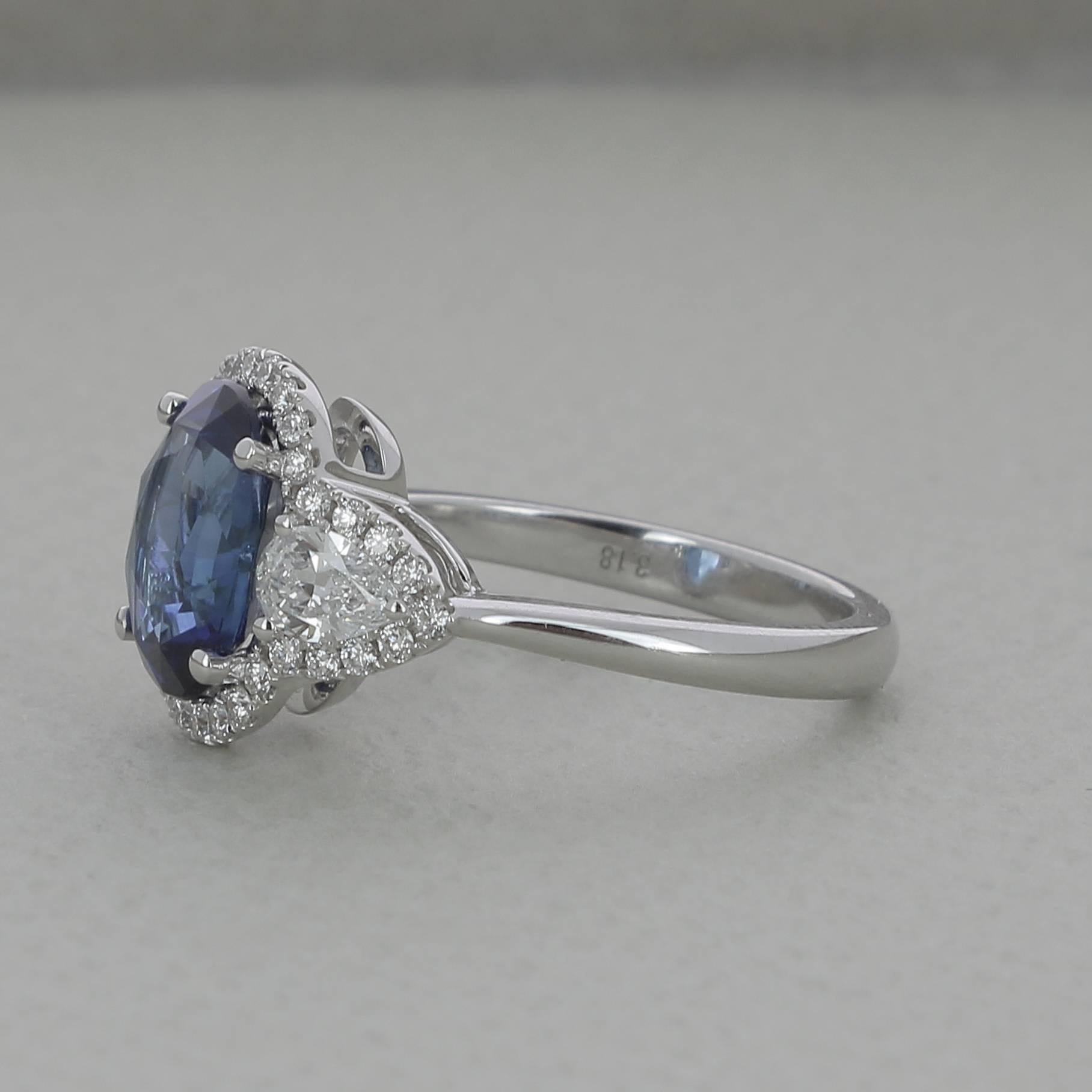 An extraordinary 18K White Gold Ring set with a No Heated Blue Sapphire weighing 3,18 carat and 2 Pear Diamonds weighing 0,50 carats.
The Ring is surround with an halo of sparkling of GVS White Diamonds.
The Blue Sapphire is certified as a Ceylon