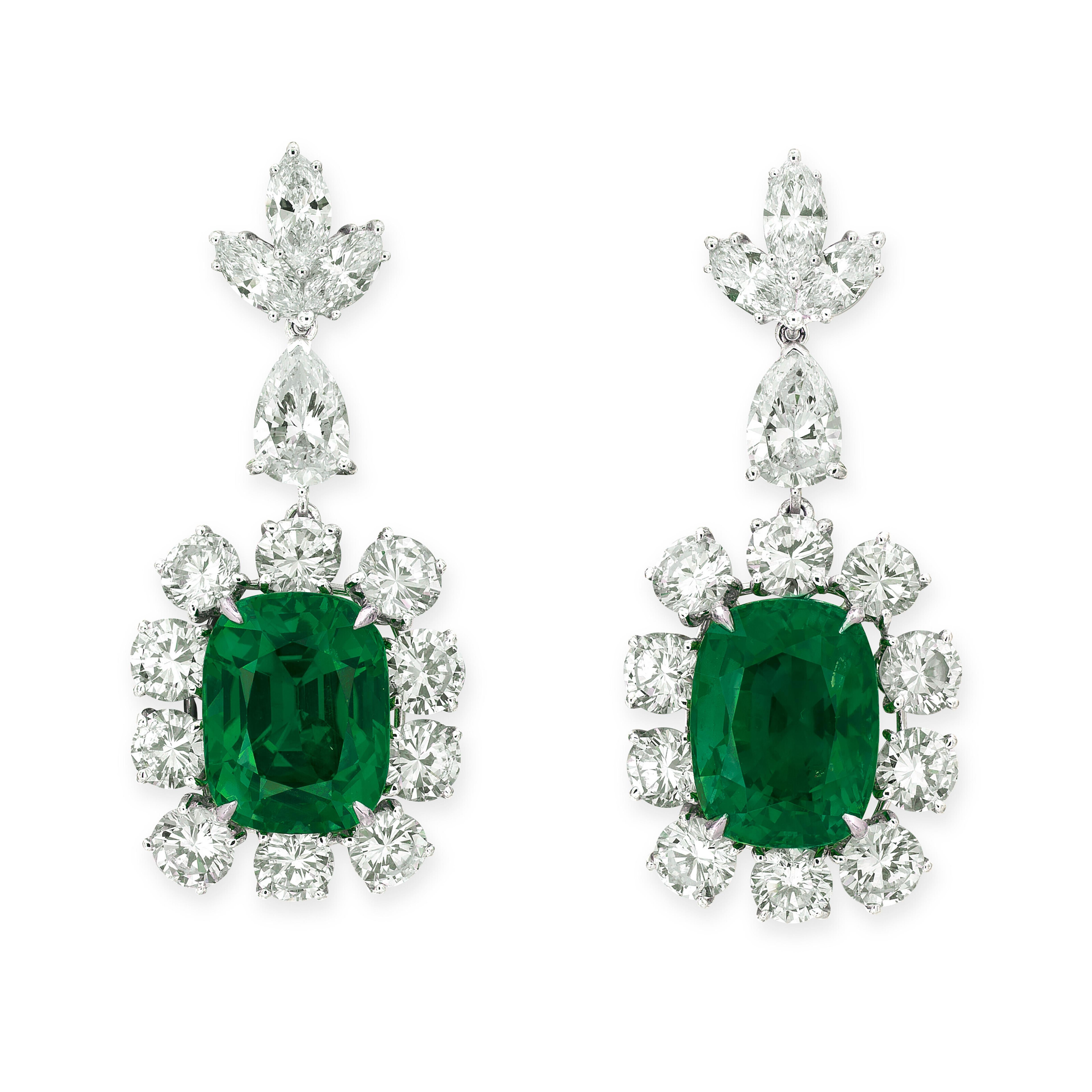 Une incroyable paire d'émeraudes en forme de coussin de 1,98 et 2,12 carats, des diamants diversement taillés.

Les deux émeraudes sont certifiées GRS comme étant d'un vert vif et d'une huile insignifiante.






