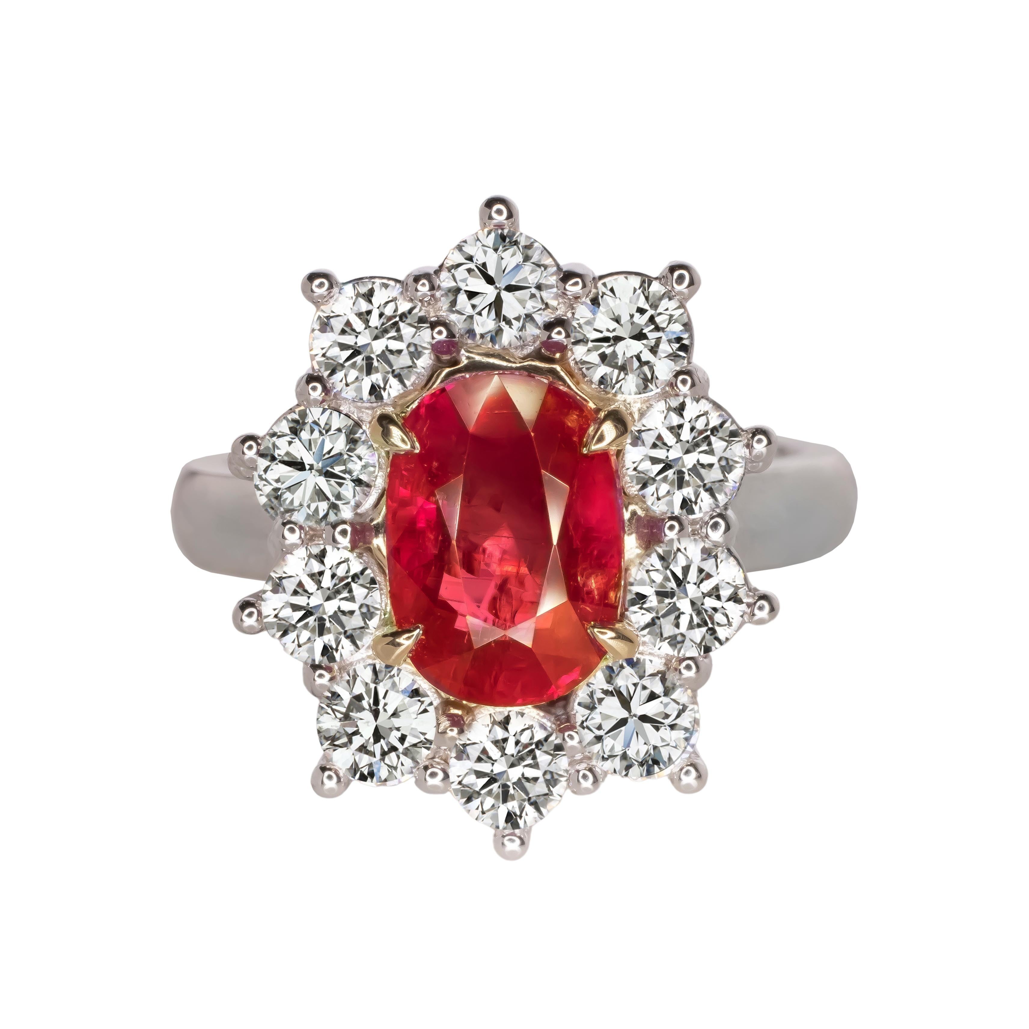 Dans ce remarquable bijou, un rubis ovale de 4,21 carats, d'une teinte rouge sang pourpre, certifié par la très estimée GRS Switzerland, occupe le devant de la scène. Serti dans un opulent boîtier en or jaune et blanc 18 carats.  Cette magnifique