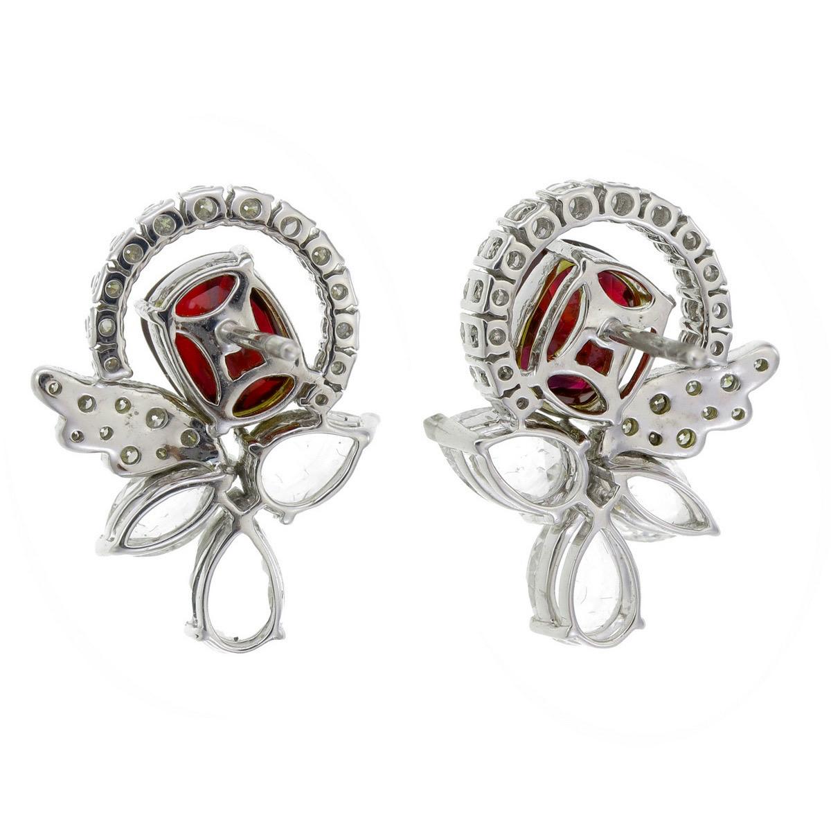 Les élégantes boucles d'oreilles en rubis et diamants de Birmanie présentées par Jewell sont fabriquées à la main en or blanc 18 carats.

Il comporte deux pièces centrales en rubis de Birmanie sans chaleur de couleur sang de pigeon pesant 4,21