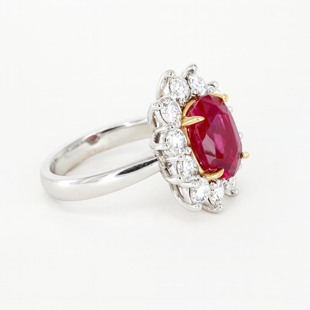 Dieser zeitlose Ring von Cecile Blake präsentiert einen leuchtenden 4,21-Karat-Naturrubin burmesischen Ursprungs, der von der GRS für seinen rosaroten Farbton zertifiziert und unbehandelt ist. 

Der Rubin im Ovalschliff ist elegant von einem Halo