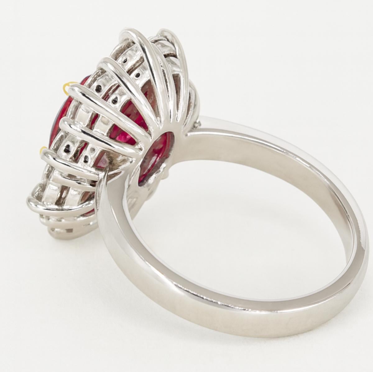 Anello da cocktail in oro 18K con rubino ovale non riscaldato birmano certificato GRS da 4,21 carati In condizioni Nuovo in vendita a Chicago, IL