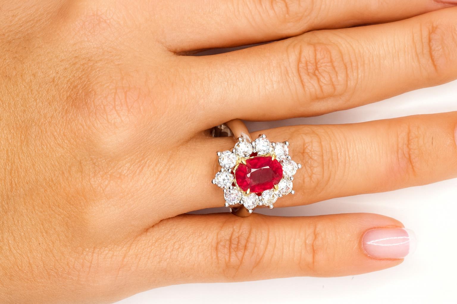 Donna Anello da cocktail in oro 18K con rubino ovale non riscaldato birmano certificato GRS da 4,21 carati in vendita