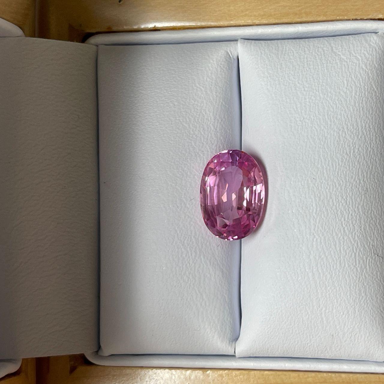 Un diamante zaffiro padparadscha da 4,34 carati di qualità eccezionale

l'anello è stato incastonato con diamanti rotondi taglio brillante

