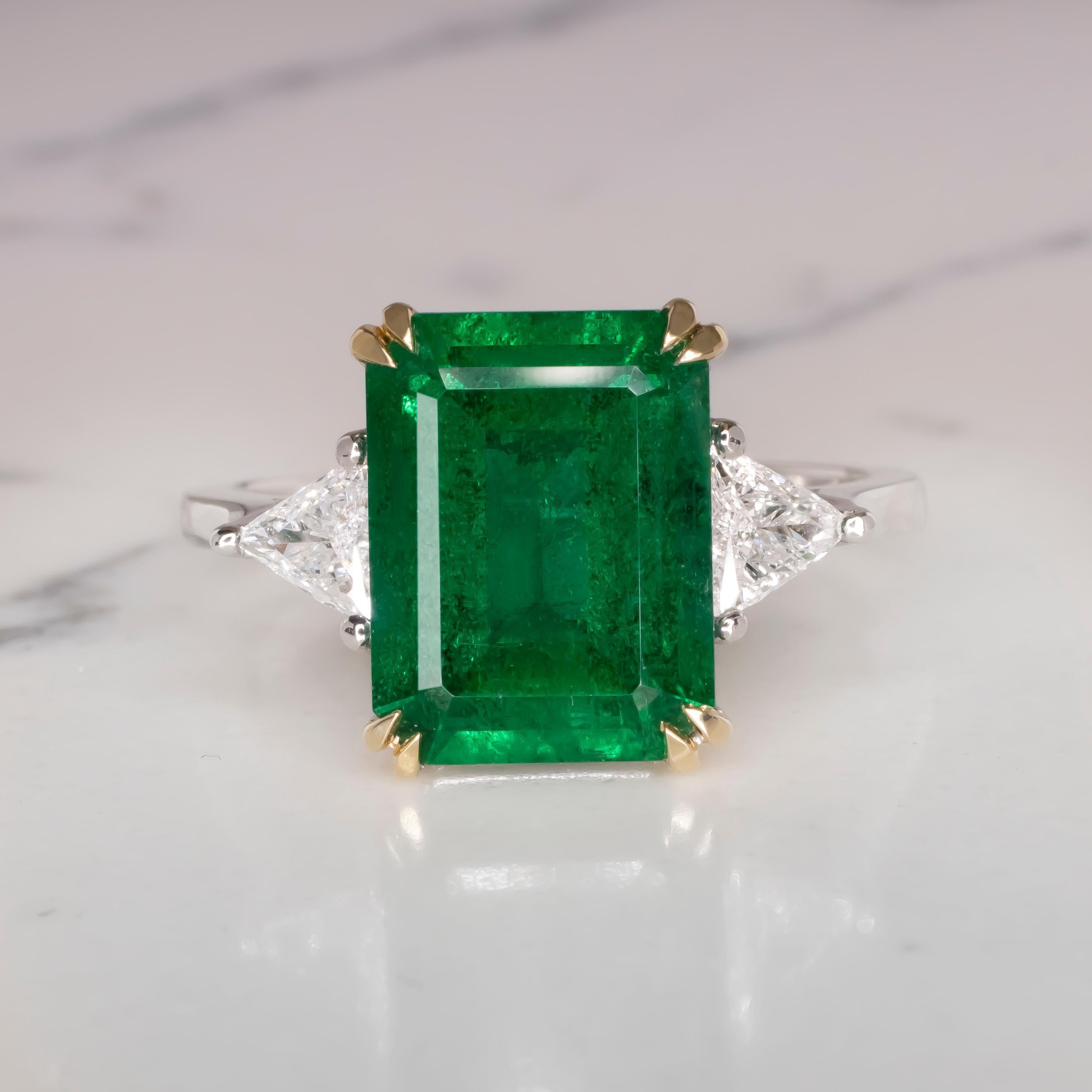 Contemporary GRS Certified 4.38 Carat Emerald-Cut Vivid Green Insignificant Emerald Ring  For Sale