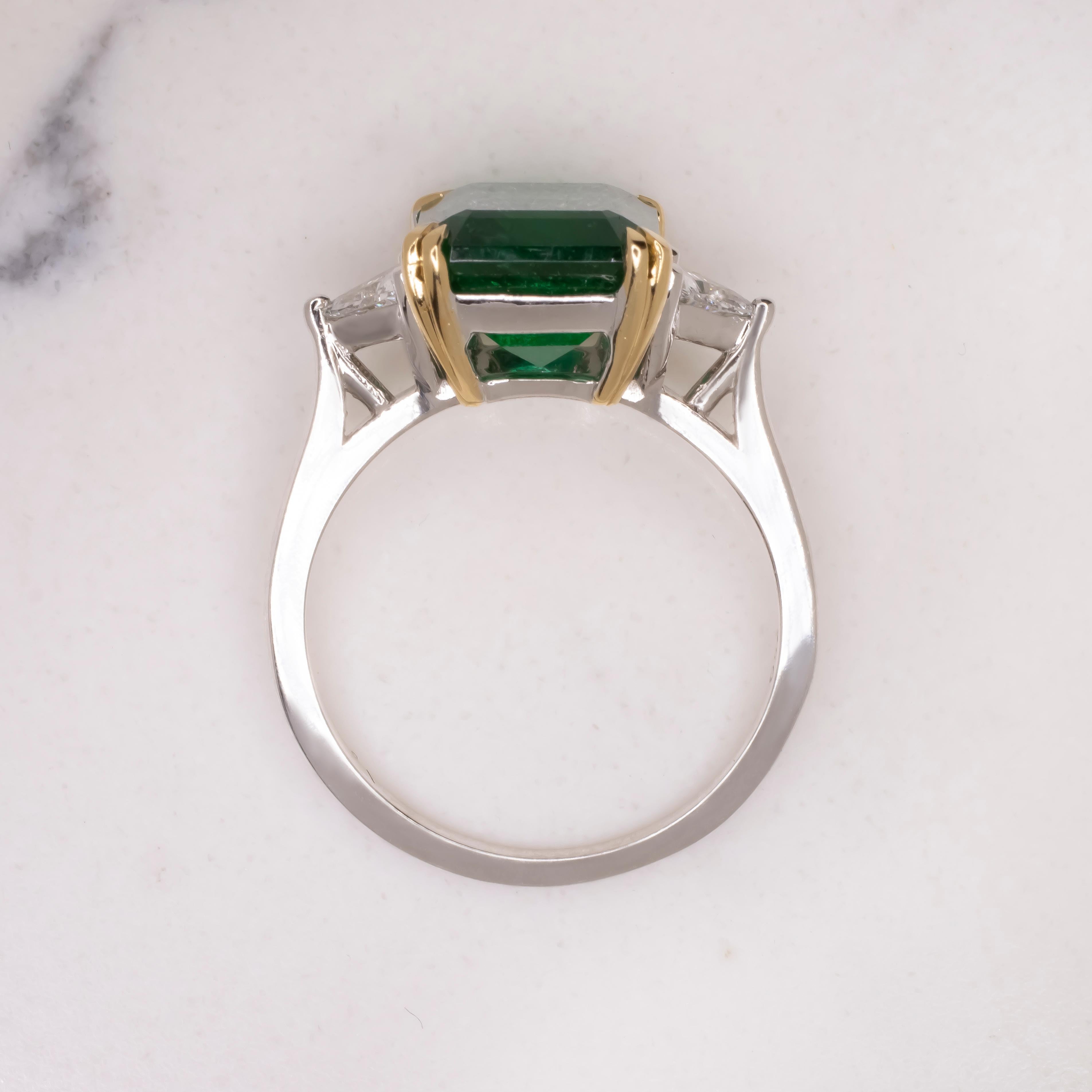 GRS Certified 4.38 Carat Emerald-Cut Vivid Green Insignificant Emerald Ring  In New Condition For Sale In Rome, IT