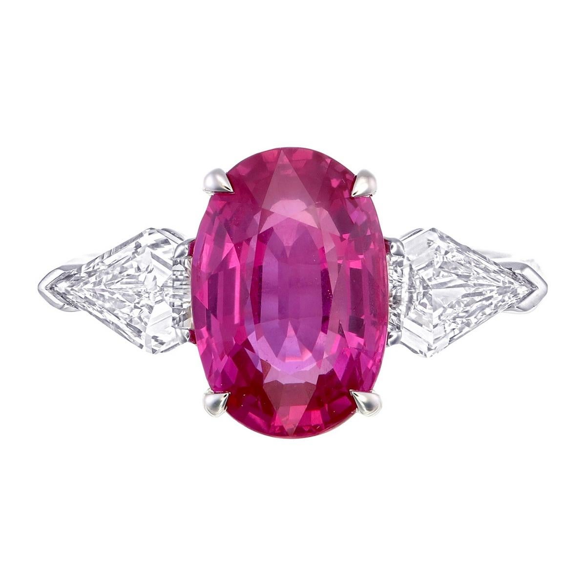 Ti presentiamo questo anello con rubino del Mozambico e diamanti certificato GRS da 4,38 carati, una creazione di lusso che cattura l'essenza di un'eleganza raffinata. Al centro si trova un rubino ovale da 4,38 carati, certificato dal prestigioso