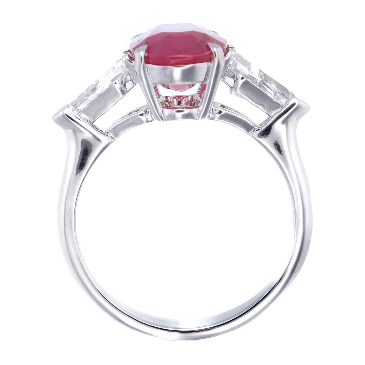Contemporaneo Anello a tre pietre con rubino rosso rosato e diamanti certificato GRS da 4,38 carati in vendita