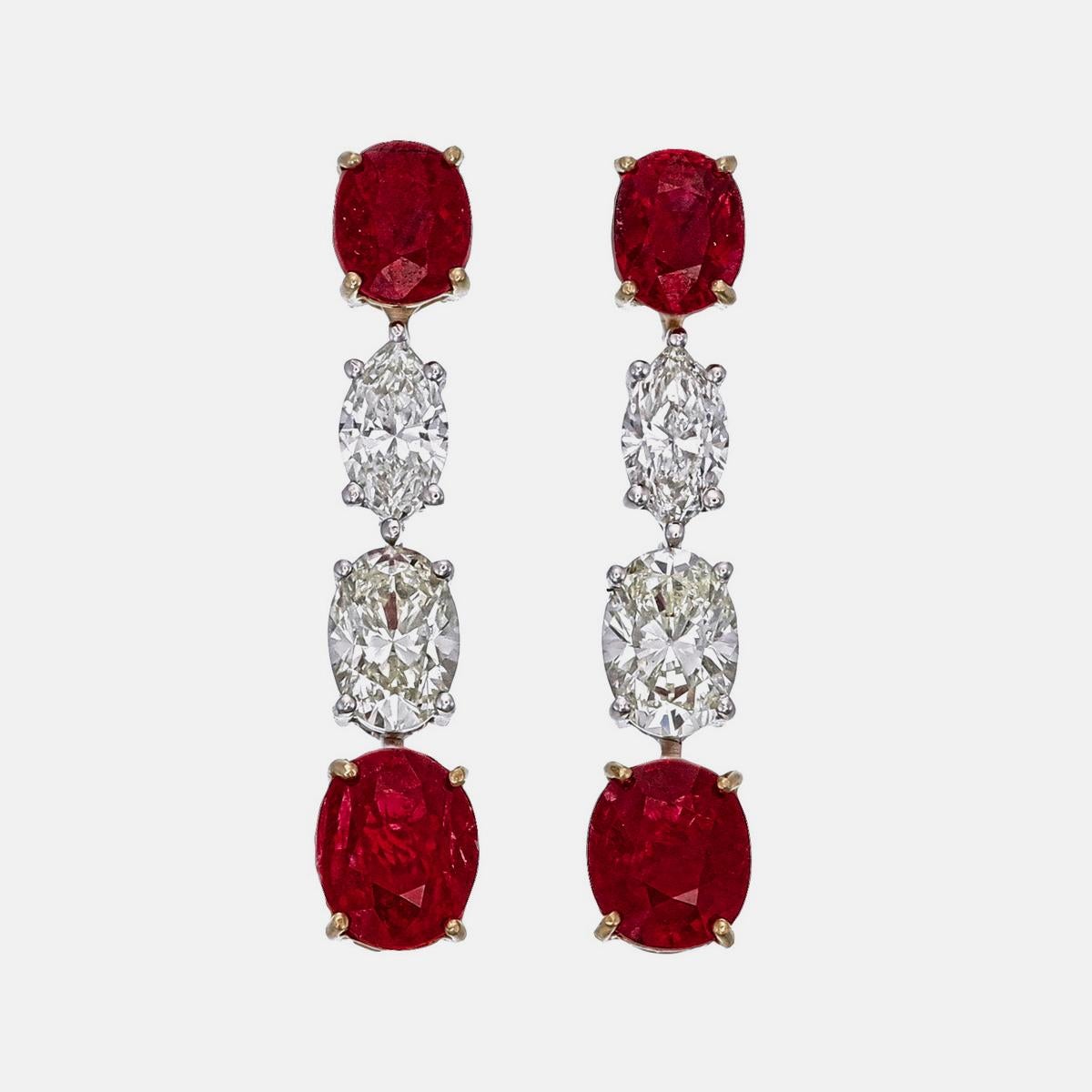 Les élégantes boucles d'oreilles en rubis et diamants de Birmanie présentées par Jewell sont fabriquées à la main en or blanc 18 carats.

Il comporte deux pièces centrales en rubis de Birmanie sans chaleur pesant 4,41 carats environ. Les rubis de