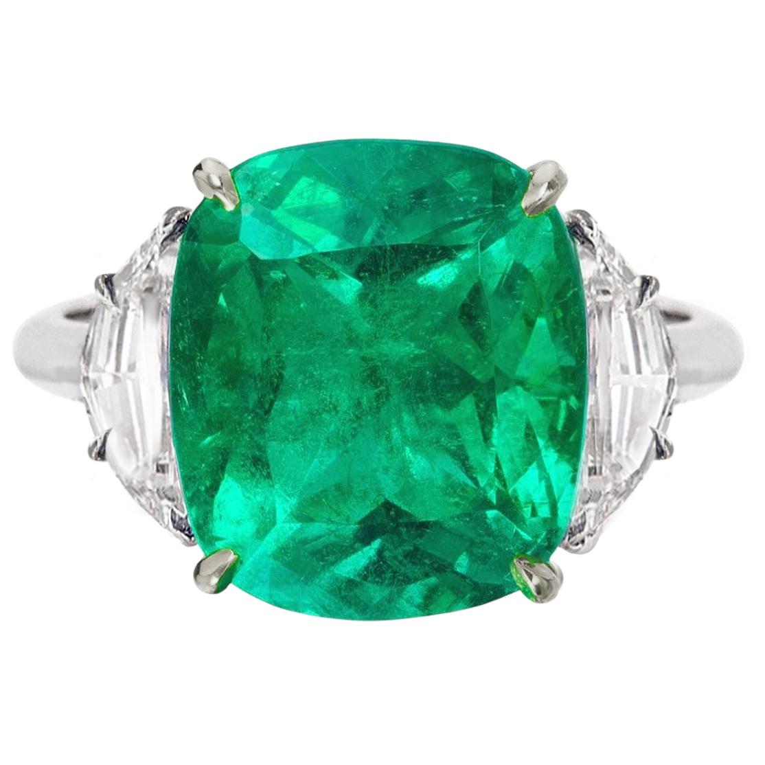 Modern GRS Certified 4.44 Ct Insignificant Oil Cushion Cut Green Emerald Diamond Ring For Sale