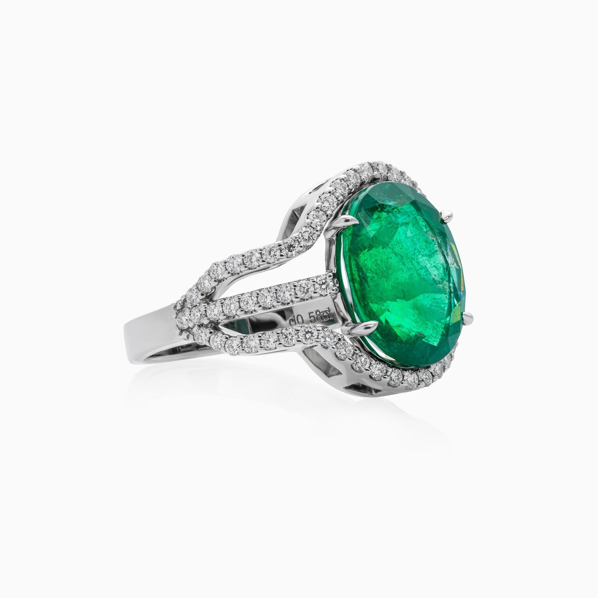 Bague émeraude, 4,50 carats, bague diamant, 0,50 carats, or blanc 18K, certifié GRS. Cette bague exquise est réalisée en or blanc 18 carats et présente une rare émeraude naturelle pesant environ 4,50 carats et mesurant 12,60 × 9,91 × 5,93 mm. La