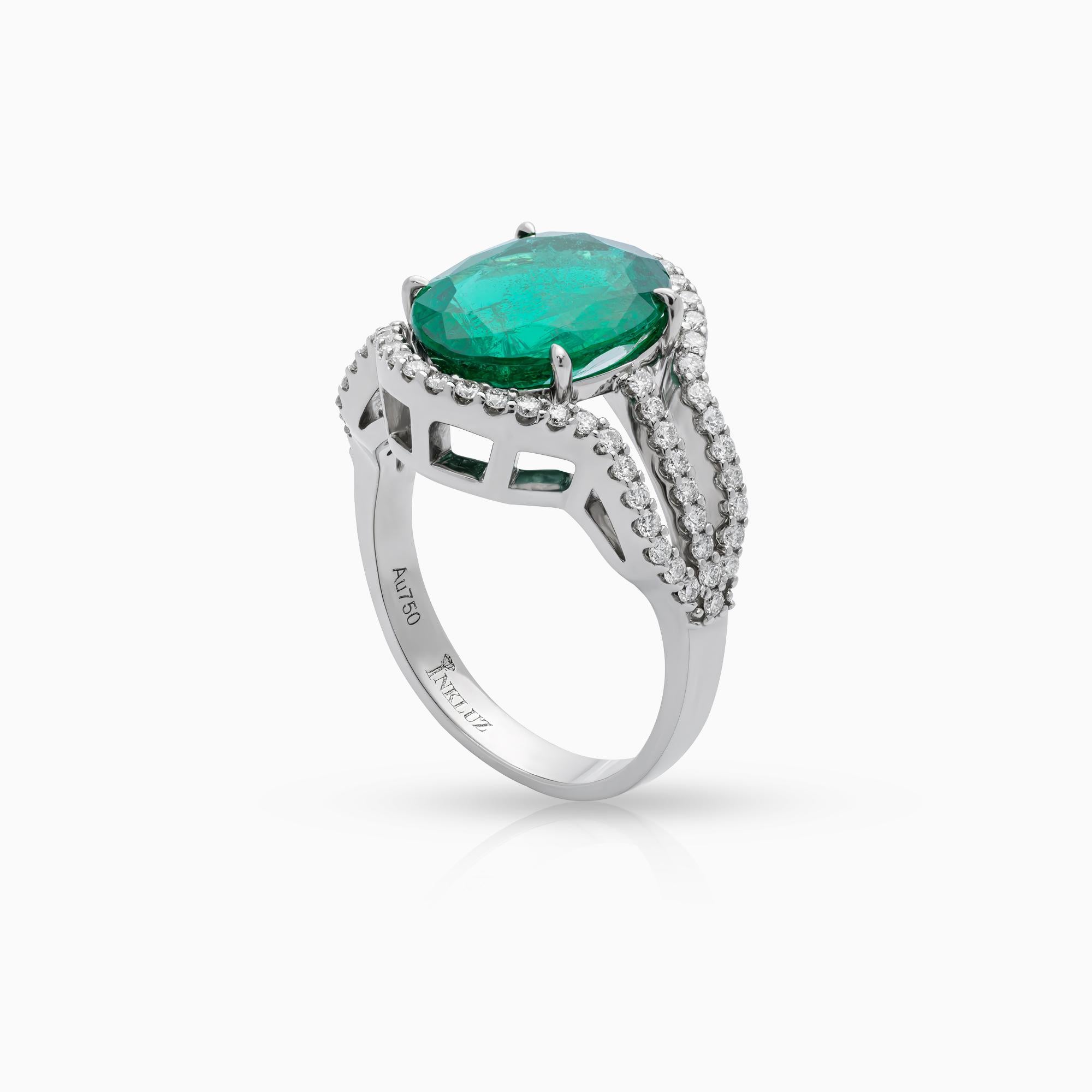 Taille ovale Bague en or blanc 18 carats certifiée GRS avec émeraude de 4,50 carats et diamant de 0,50 carat en vente