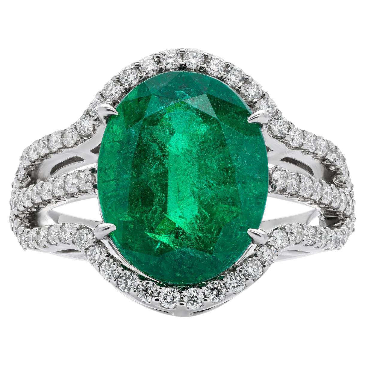 Bague en or blanc 18 carats certifiée GRS avec émeraude de 4,50 carats et diamant de 0,50 carat en vente