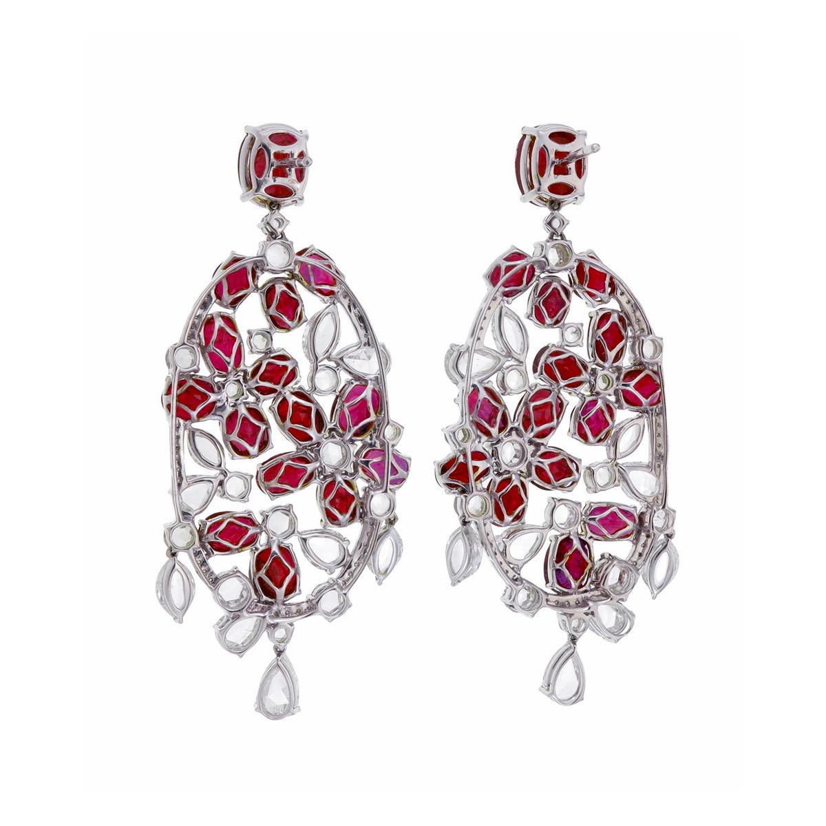 Die eleganten Ohrringe mit birmanischen Rubinen und Diamanten von REWA Jewels sind aus 18 Karat Weißgold handgefertigt.

Es hat 2 Zentrum Stücke von Burma No Heat Rubine Taubenblut in Farbe mit einem Gewicht von 4,51 Karat und 28 Stücke von Rubinen