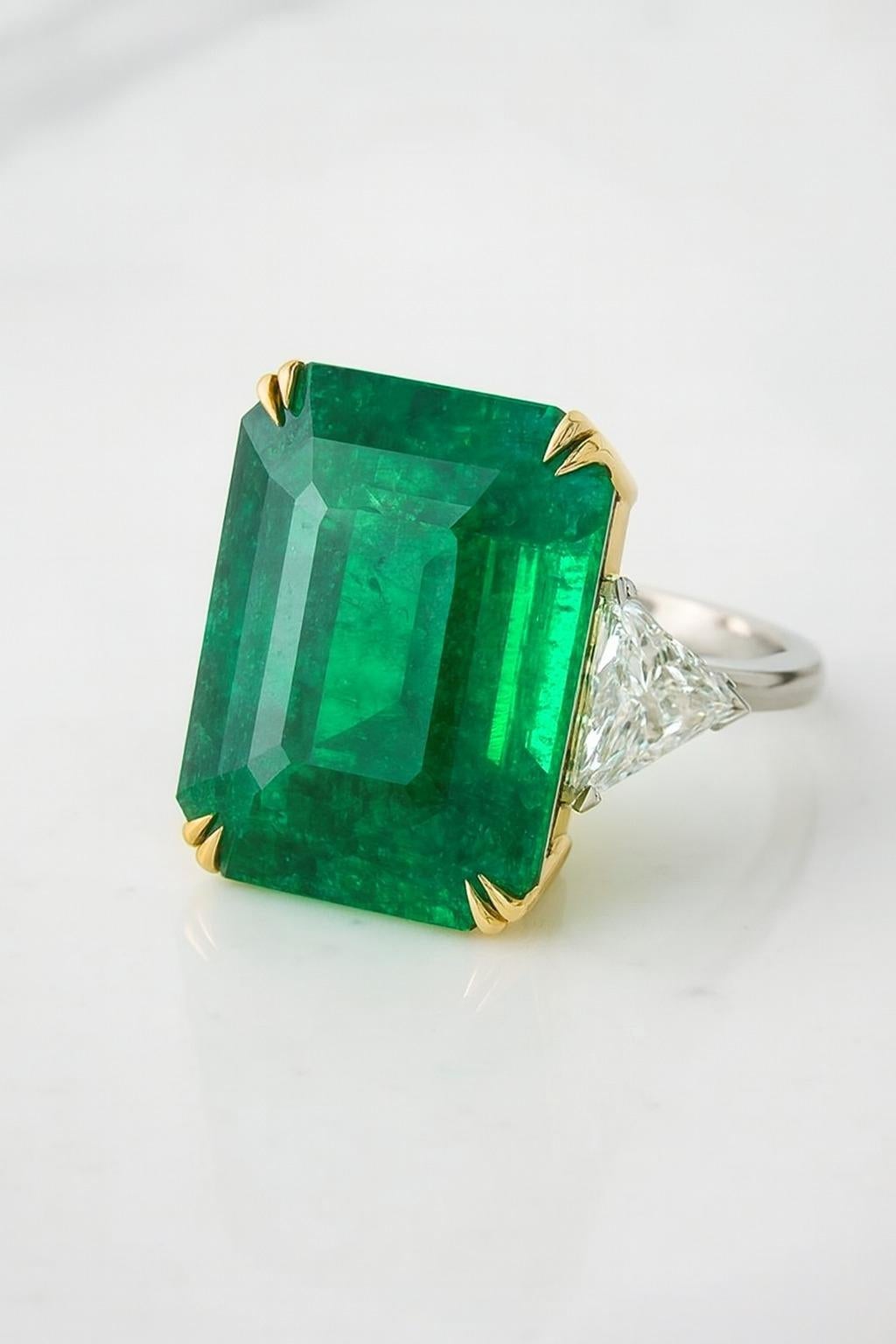 GRS-zertifiziert 4.52 Karat kolumbianischen Smaragd und Trillion Cut Diamond Ring (Moderne) im Angebot