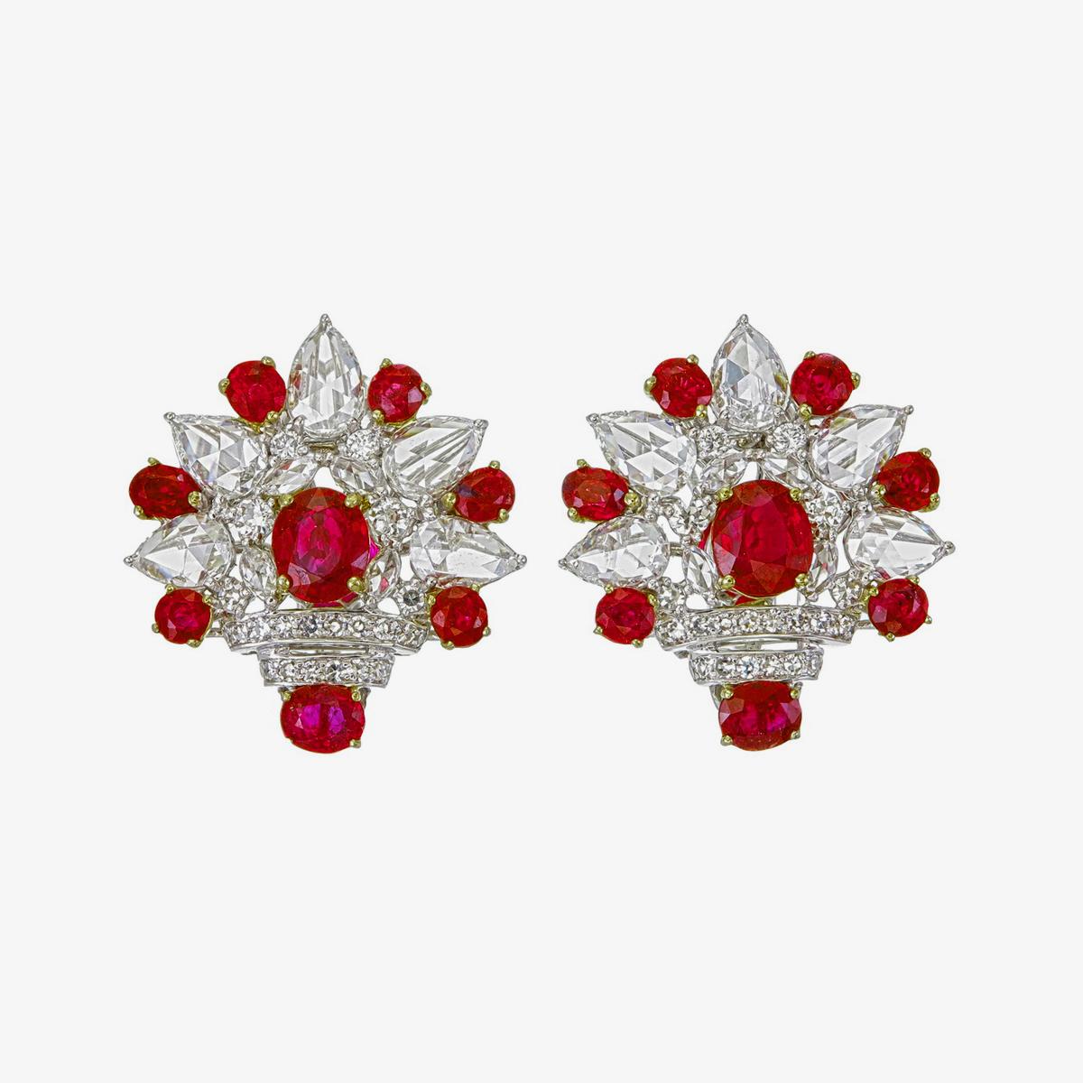 Gli eleganti orecchini con rubino birmano e diamanti di REWA jewels sono realizzati a mano in oro bianco 18 carati.

Ha 16 pezzi di rubini Burma No Heat del peso di 4,71 carati circa. Rubini di queste dimensioni e colore sono rari da trovare. I