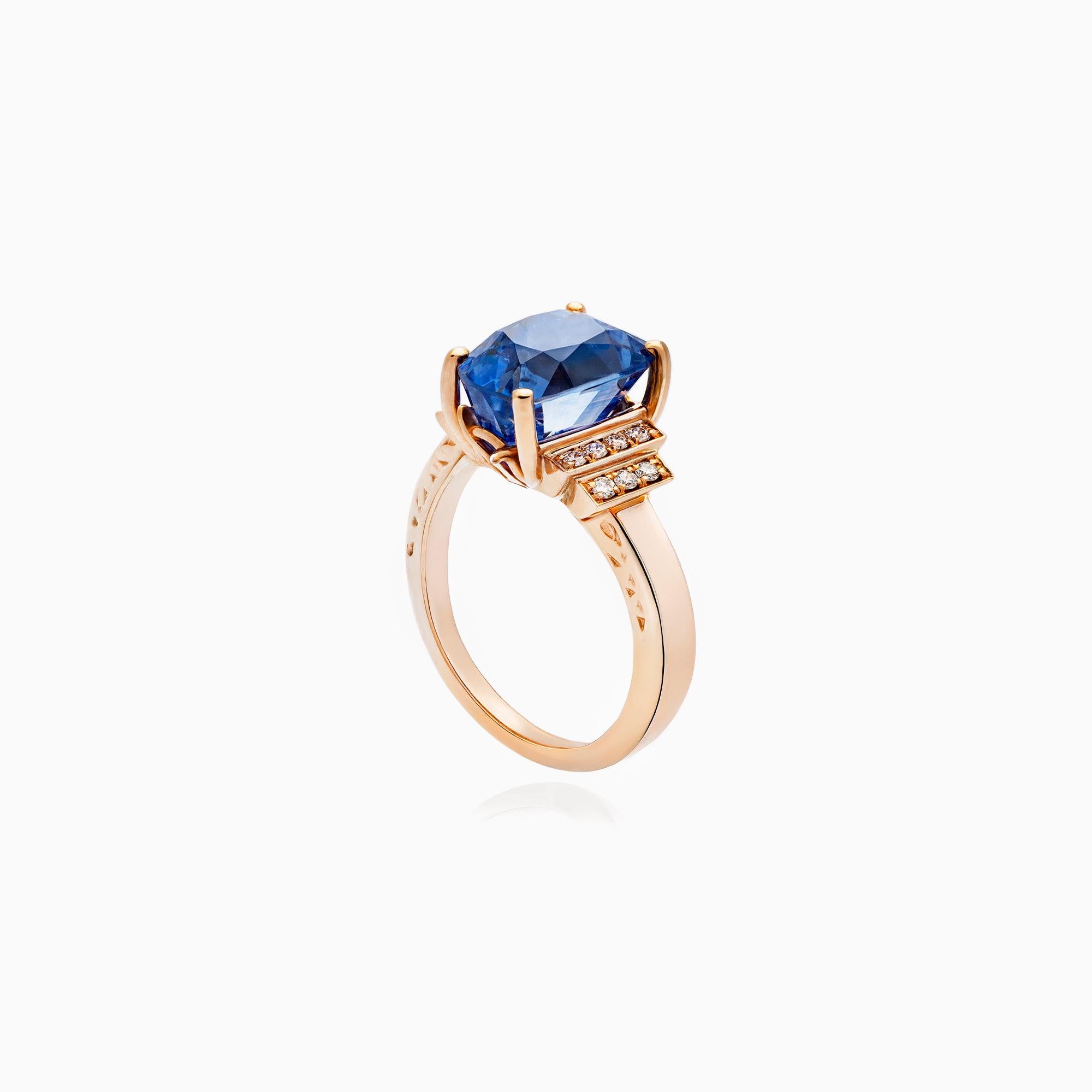 Bague saphir certifié GRS, 4.75 carats, bague diamant, 0.10 carats, or rose 14K, taille brillant mixte ovale. Cette élégante bague, réalisée en or rose 14 carats, met en valeur un superbe saphir naturel pesant environ 4,75 carats. La pierre