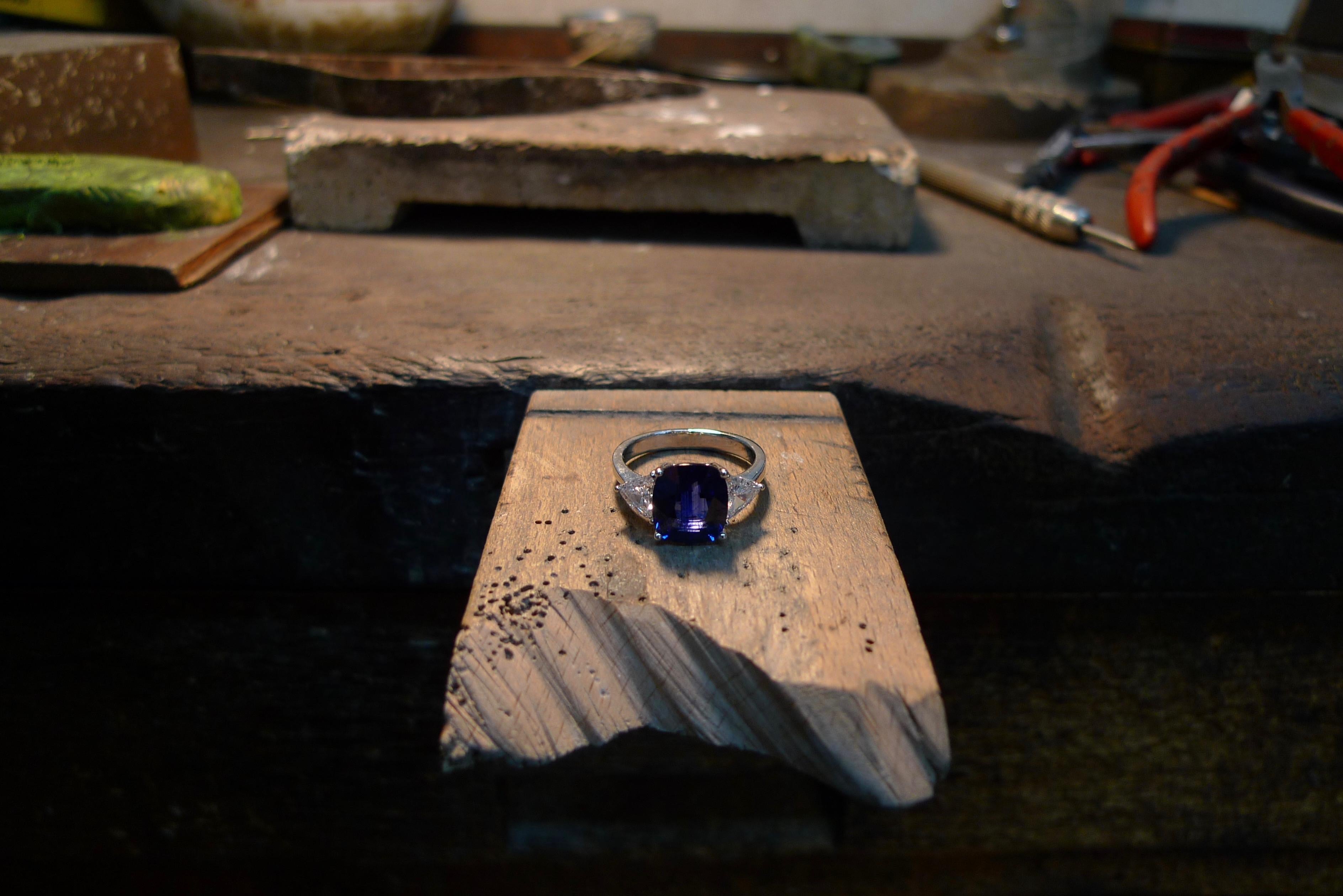 En vente :  Bague certifiée GRS, saphir bleu taille coussin et diamant taille triangle de 4,82 carats 10