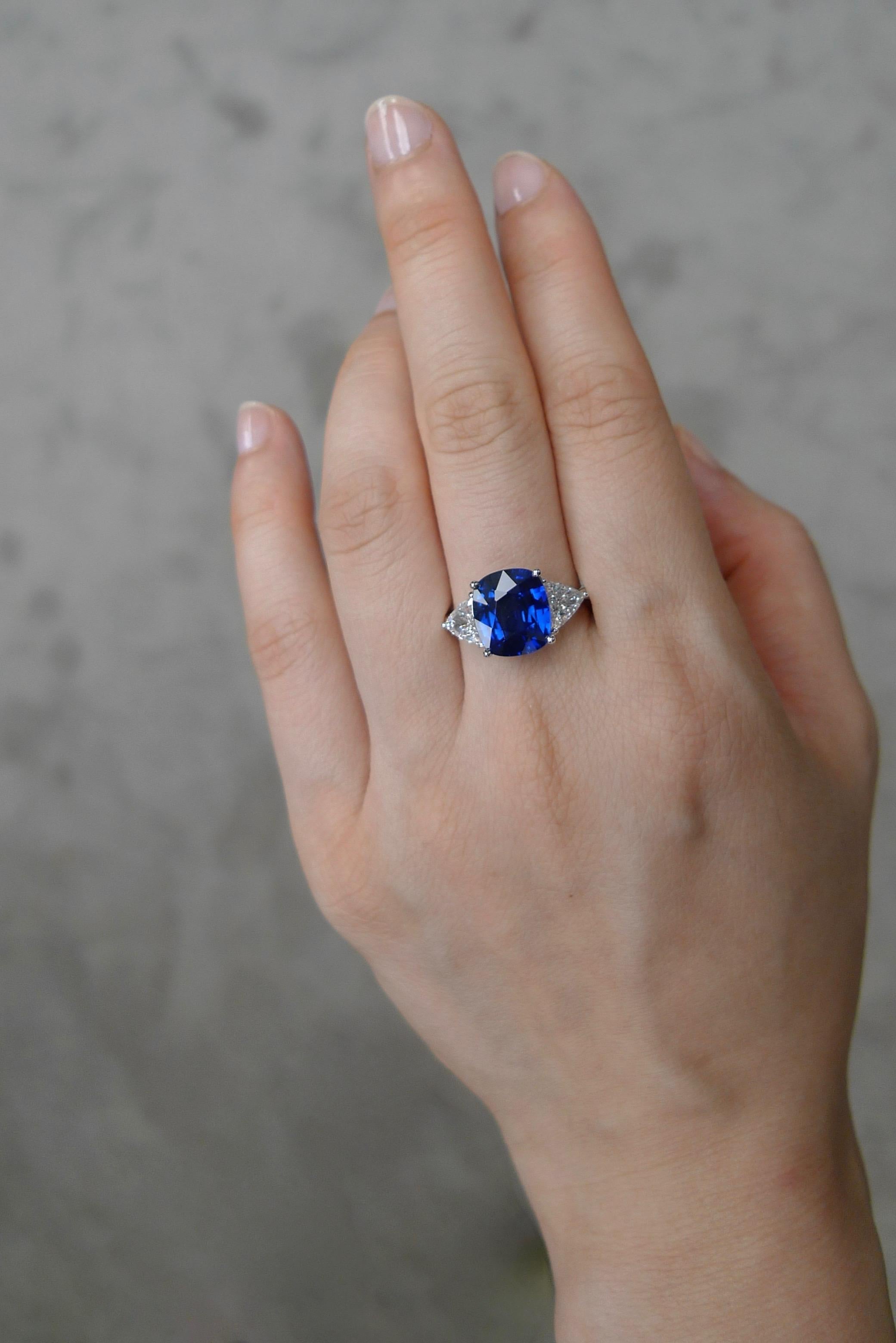 En vente :  Bague certifiée GRS, saphir bleu taille coussin et diamant taille triangle de 4,82 carats 2