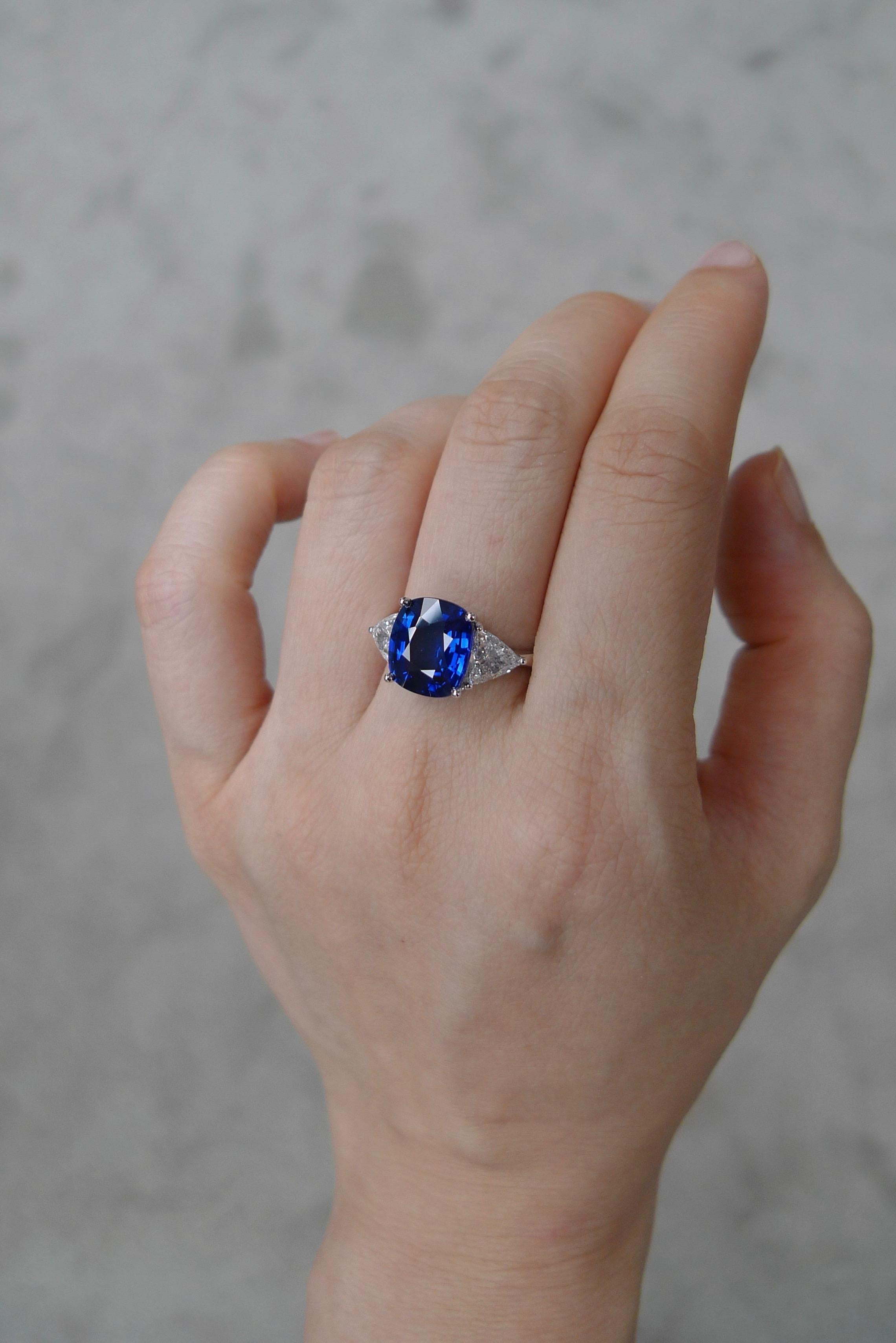 En vente :  Bague certifiée GRS, saphir bleu taille coussin et diamant taille triangle de 4,82 carats 3