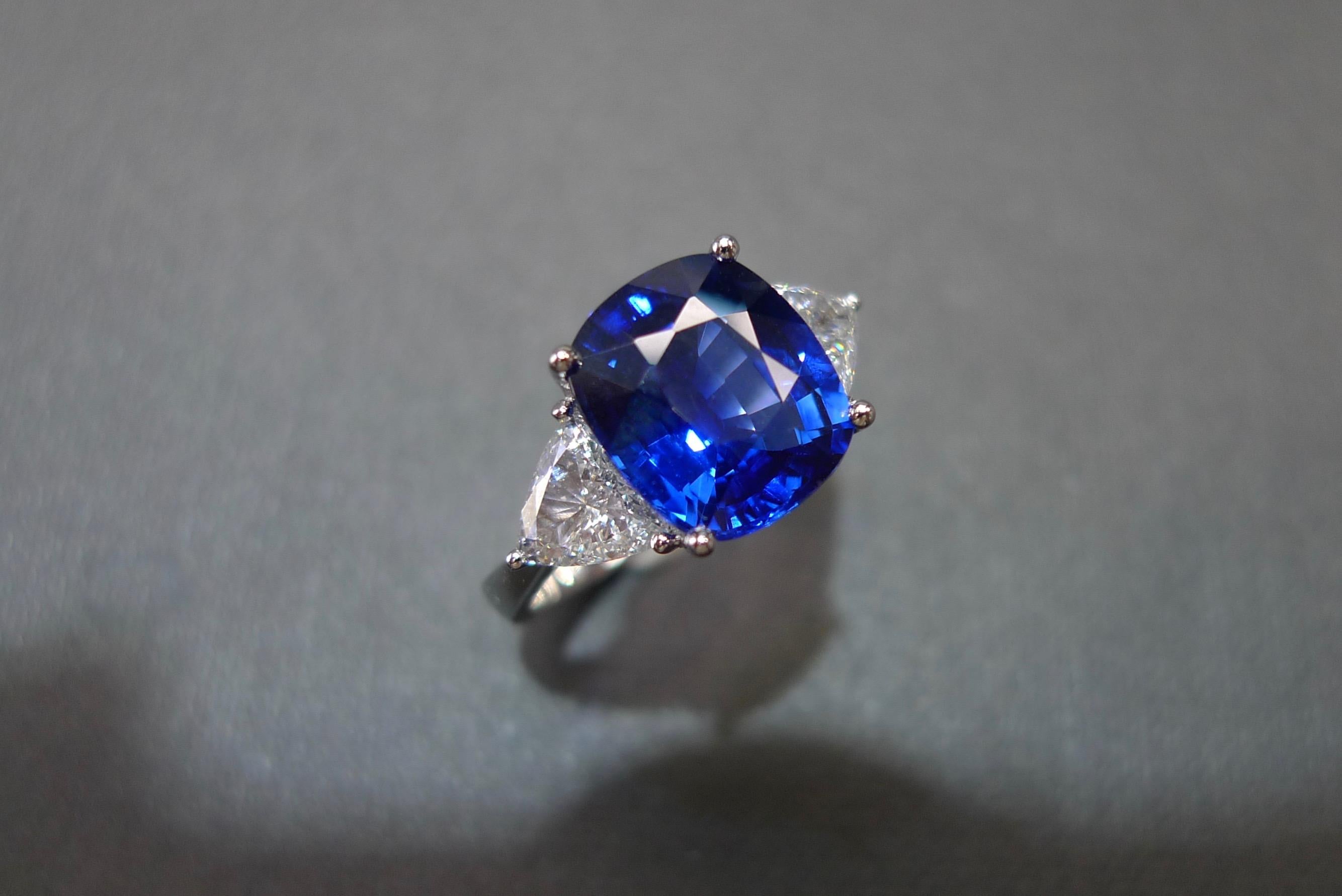 En vente :  Bague certifiée GRS, saphir bleu taille coussin et diamant taille triangle de 4,82 carats 4