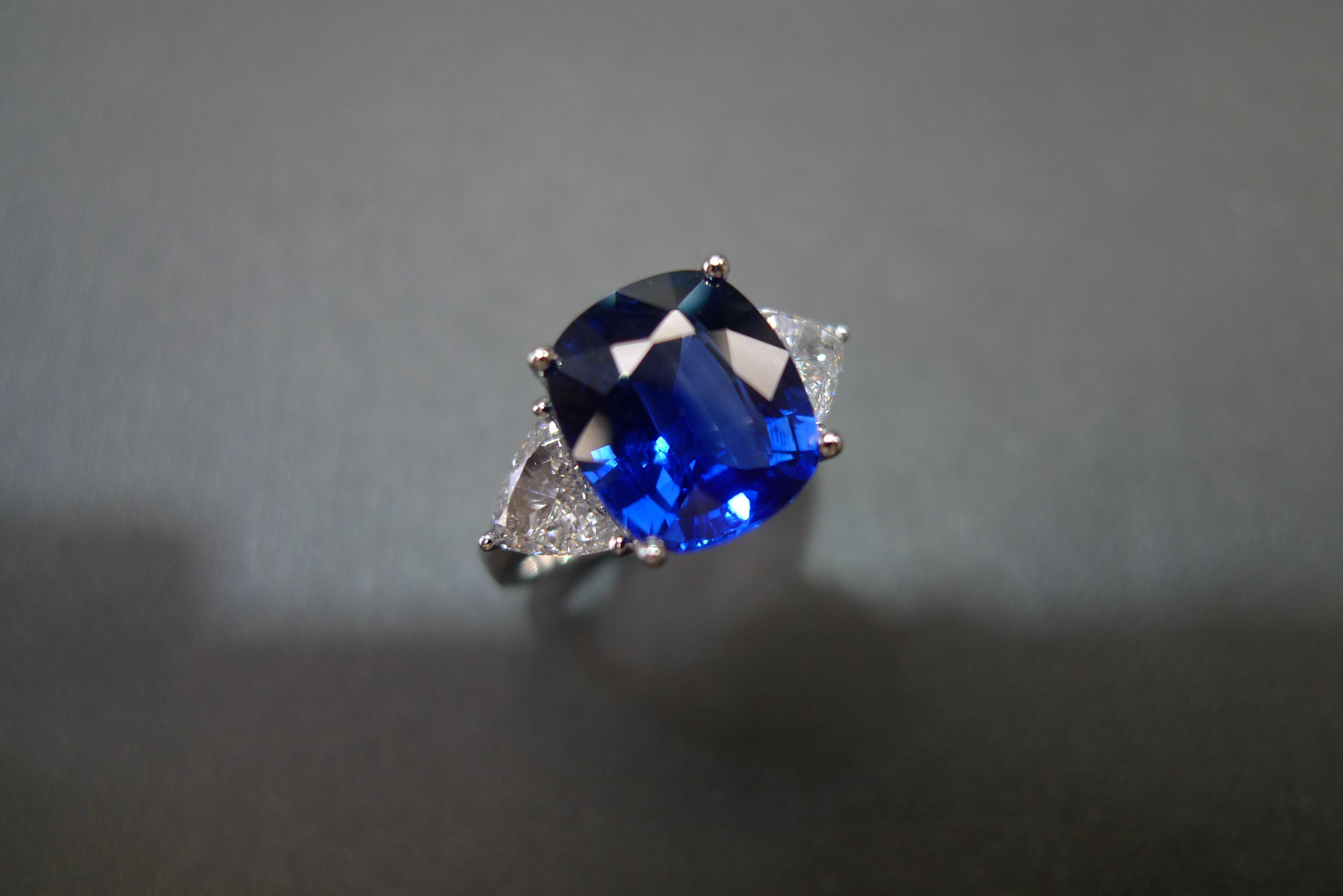 En vente :  Bague certifiée GRS, saphir bleu taille coussin et diamant taille triangle de 4,82 carats 6