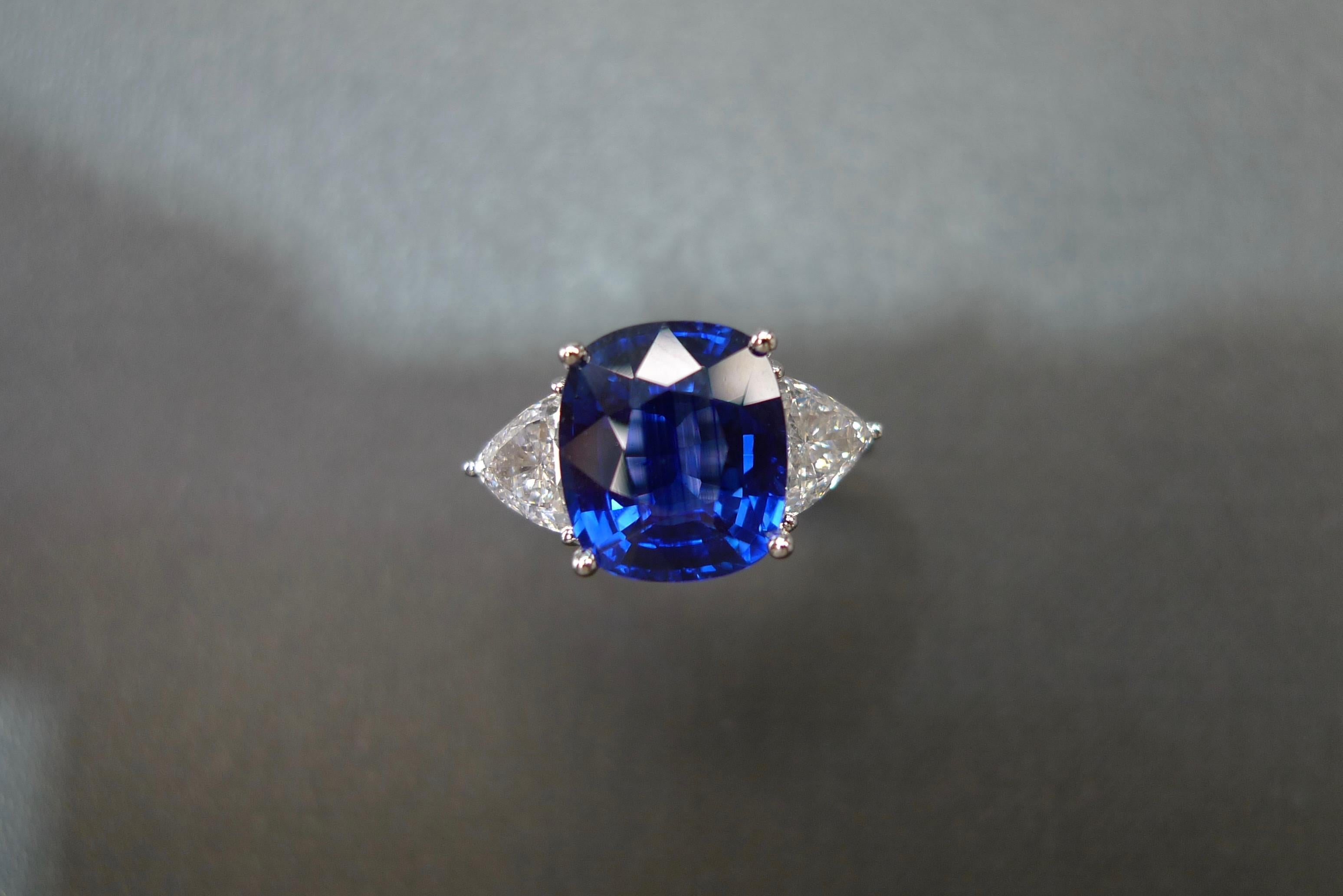 En vente :  Bague certifiée GRS, saphir bleu taille coussin et diamant taille triangle de 4,82 carats 8