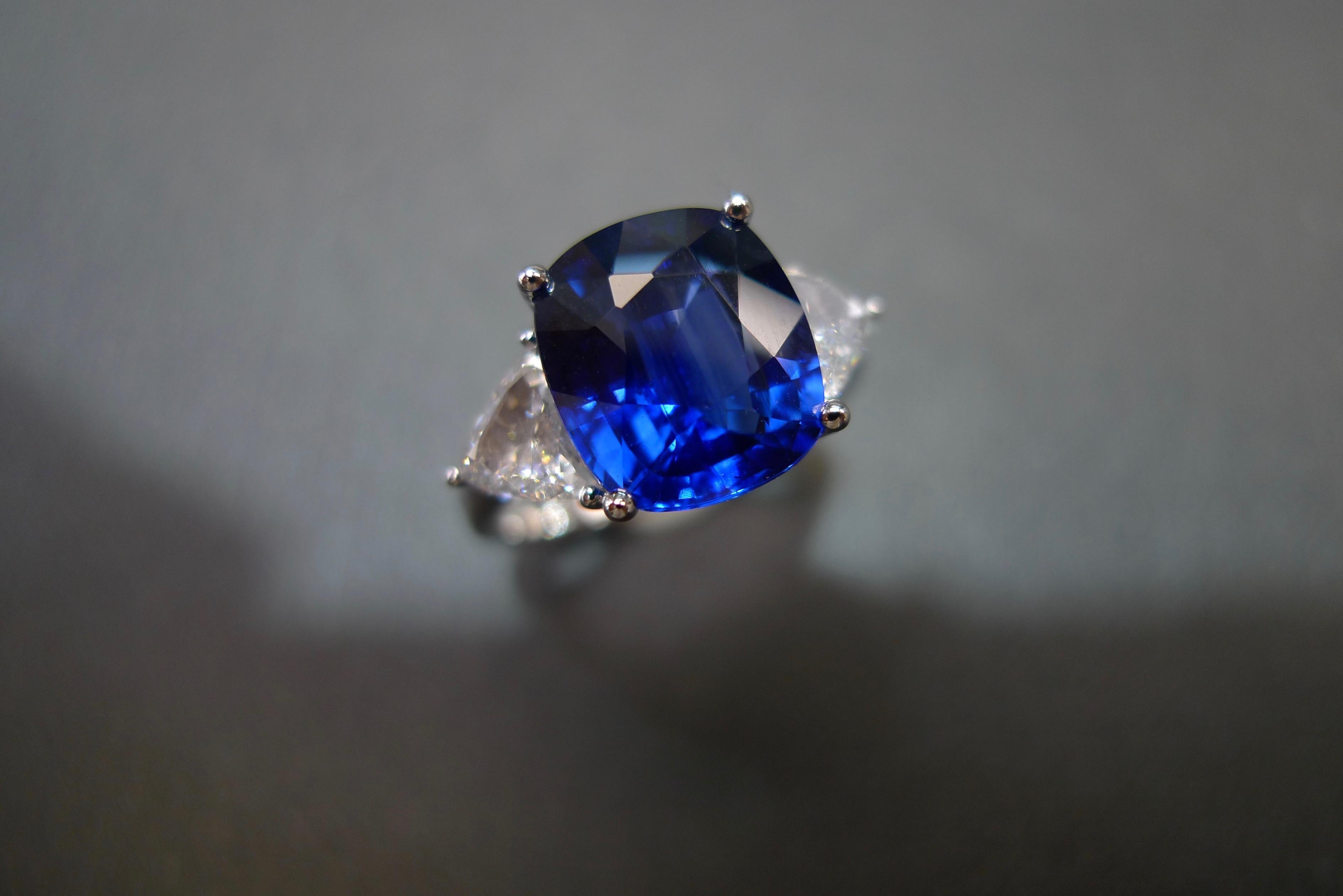 En vente :  Bague certifiée GRS, saphir bleu taille coussin et diamant taille triangle de 4,82 carats 9