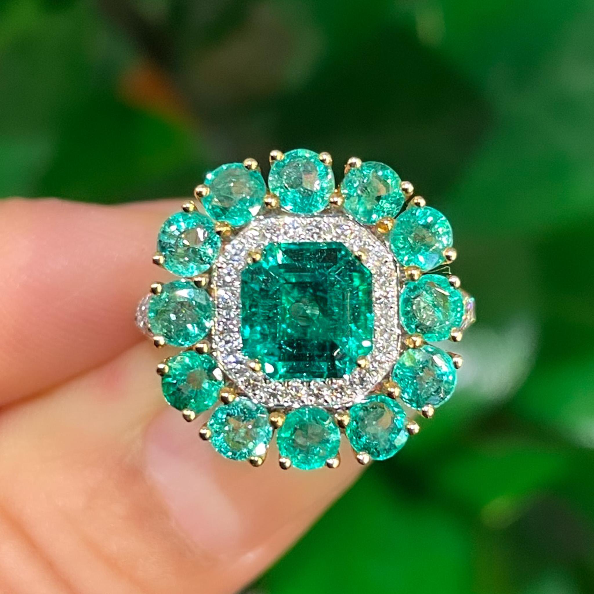 Moderne GRS Certified 4.93 Carat Emerald & Diamond 18K Gold Floral Cluster Cocktail Ring en vente