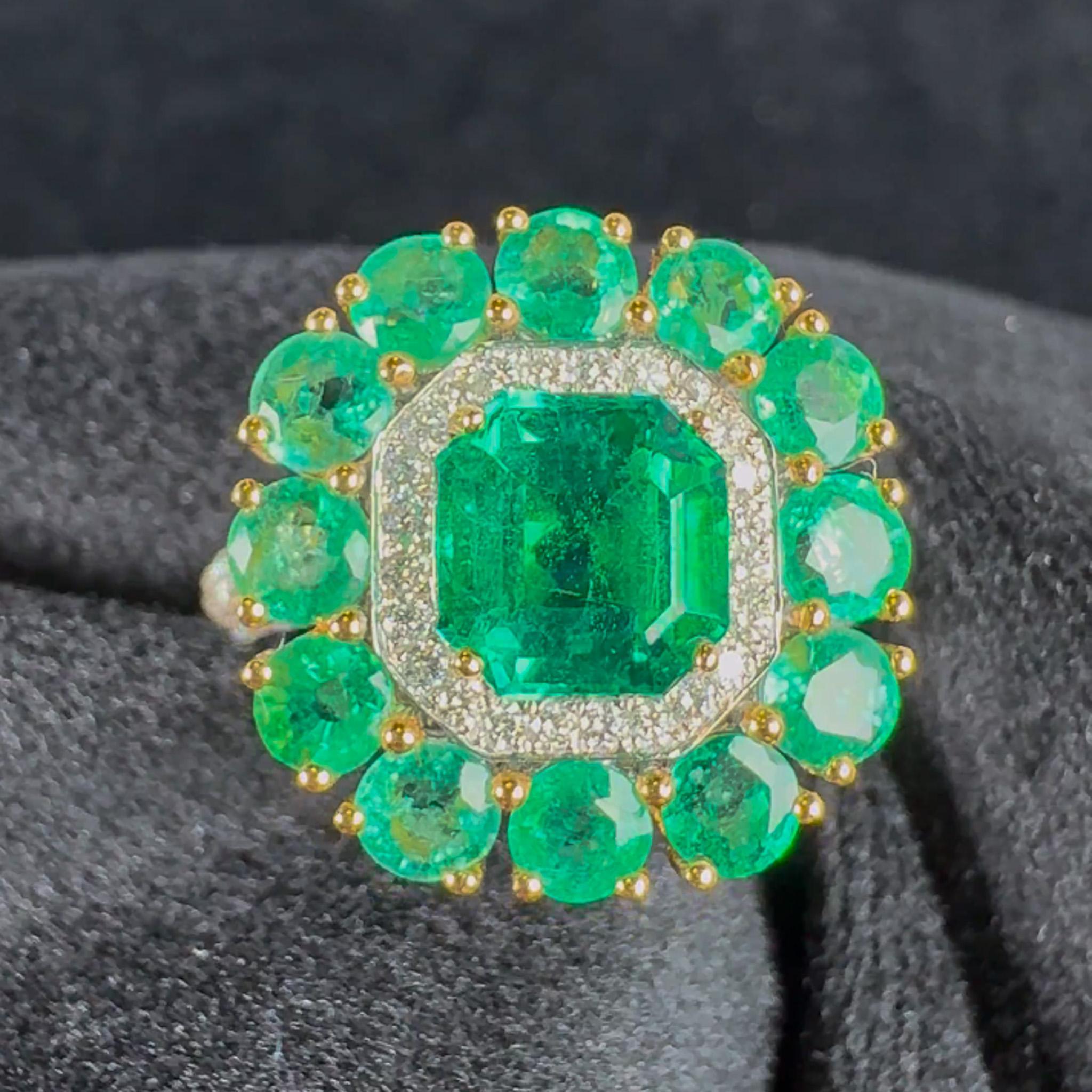 GRS Certified 4.93 Carat Emerald & Diamond 18K Gold Floral Cluster Cocktail Ring Excellent état - En vente à Miami, FL