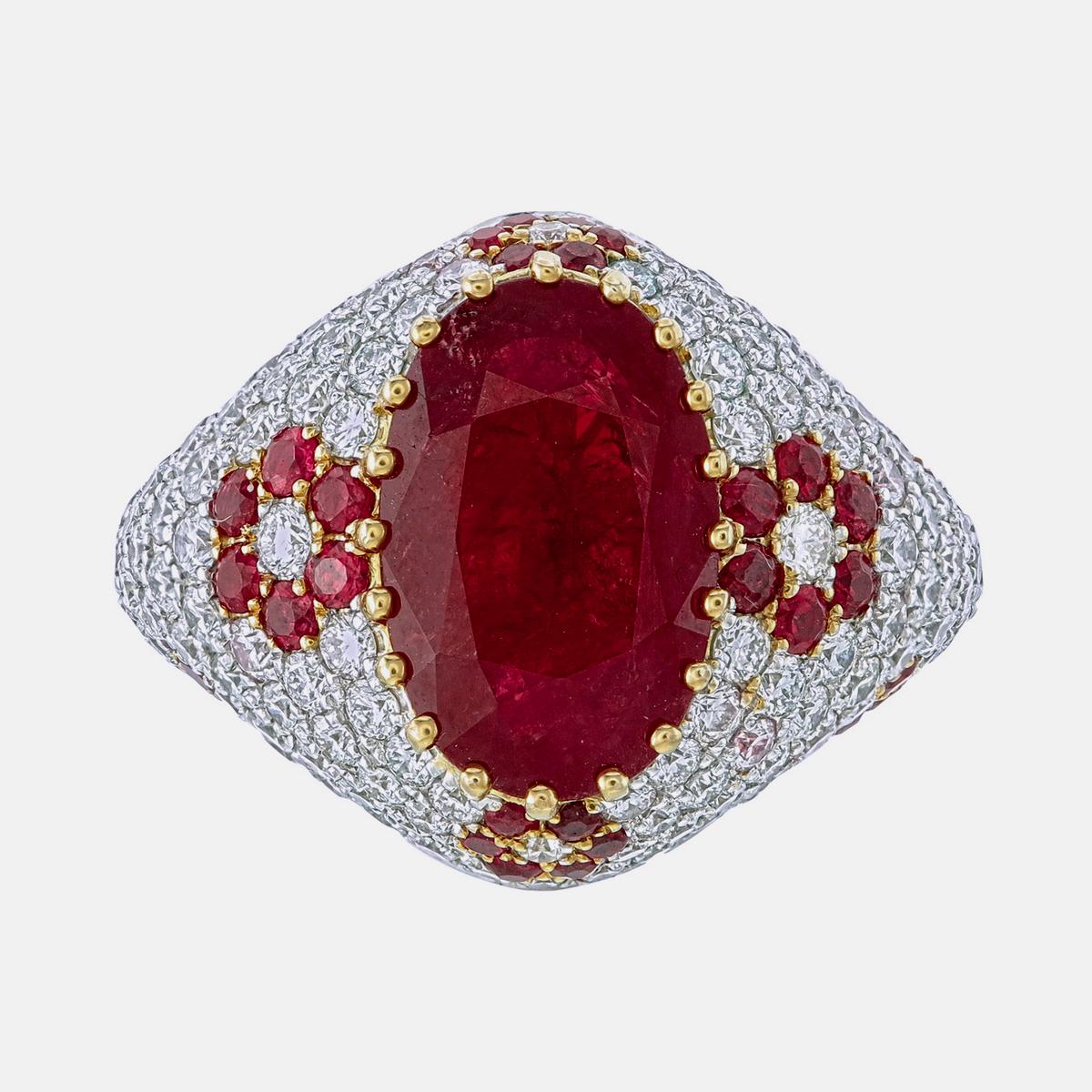 Der elegante birmanische Rubin- und Diamantring von REWA Jewels ist handgefertigt und besteht aus 18 Karat Weißgold.

In der Mitte befindet sich ein Burma No Heat Ruby  mit einem Gewicht von etwa 4,00 Karat. Umgeben von 42 runden Rubinen mit einem