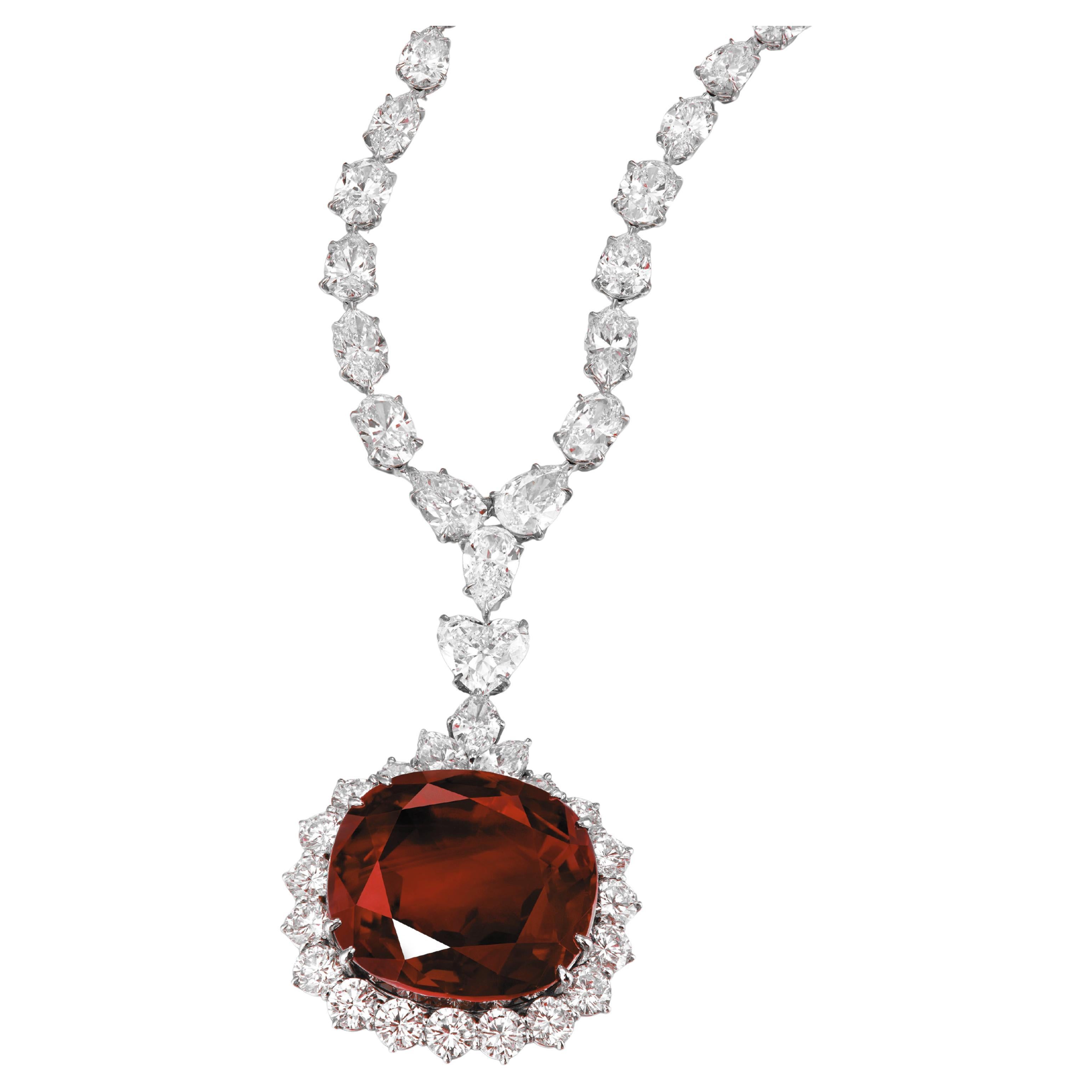 Este magnífico collar colgante de esmeraldas y diamantes, de Cecile Blake, lleva un colgante desmontable engastado con un rubí rojo vivo en forma de cojín de 5 quilates. El rubí está rodeado por un impresionante conjunto de diamantes brillantes y