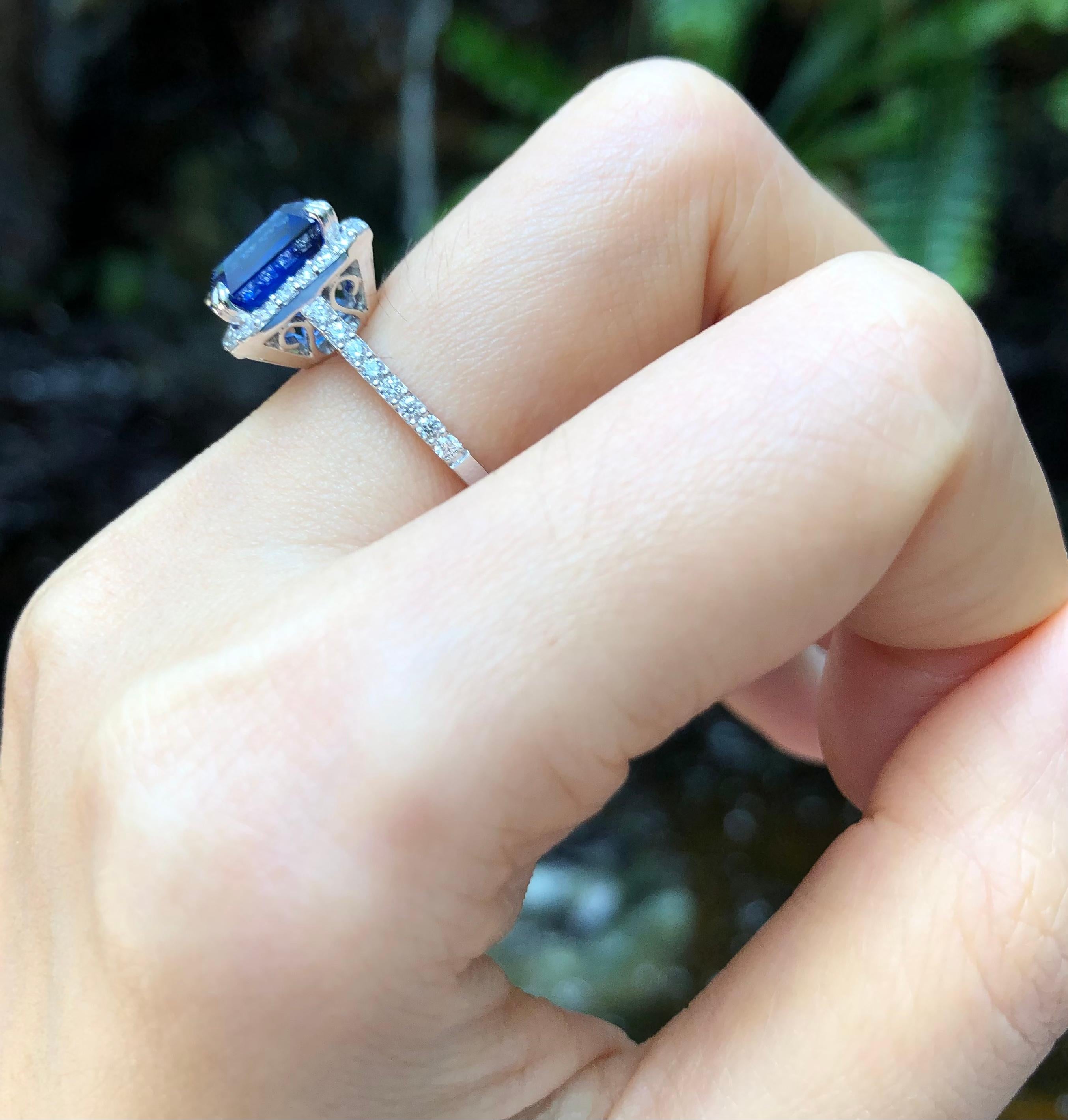 Contemporary GRS Certified 5 Cts Ceylon Blue Sapphire with Diamond Ring in Platinum 950 For Sale