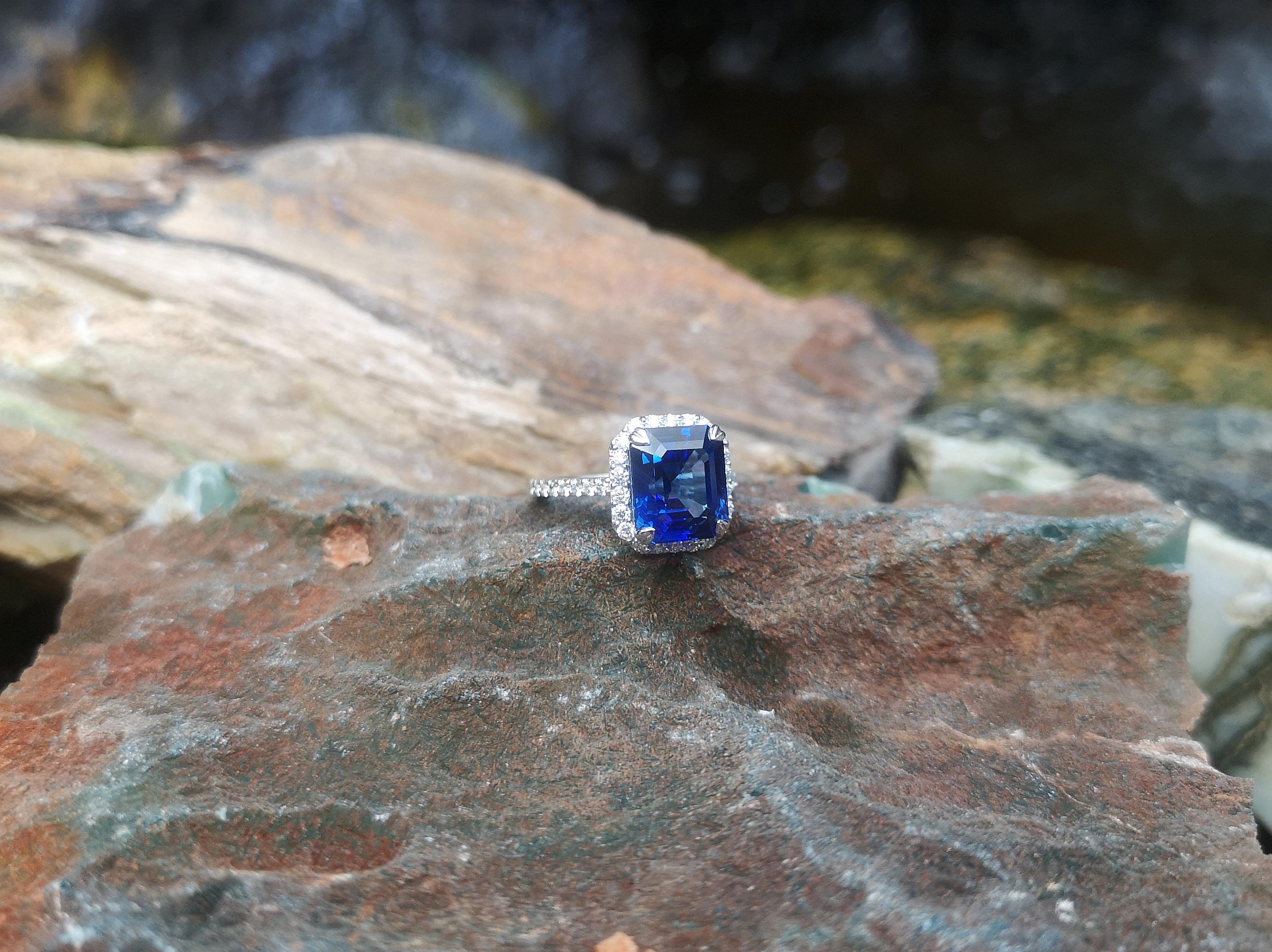GRS Certified 5 Cts Ceylon Blue Sapphire with Diamond Ring in Platinum 950 In New Condition For Sale In Bangkok, TH