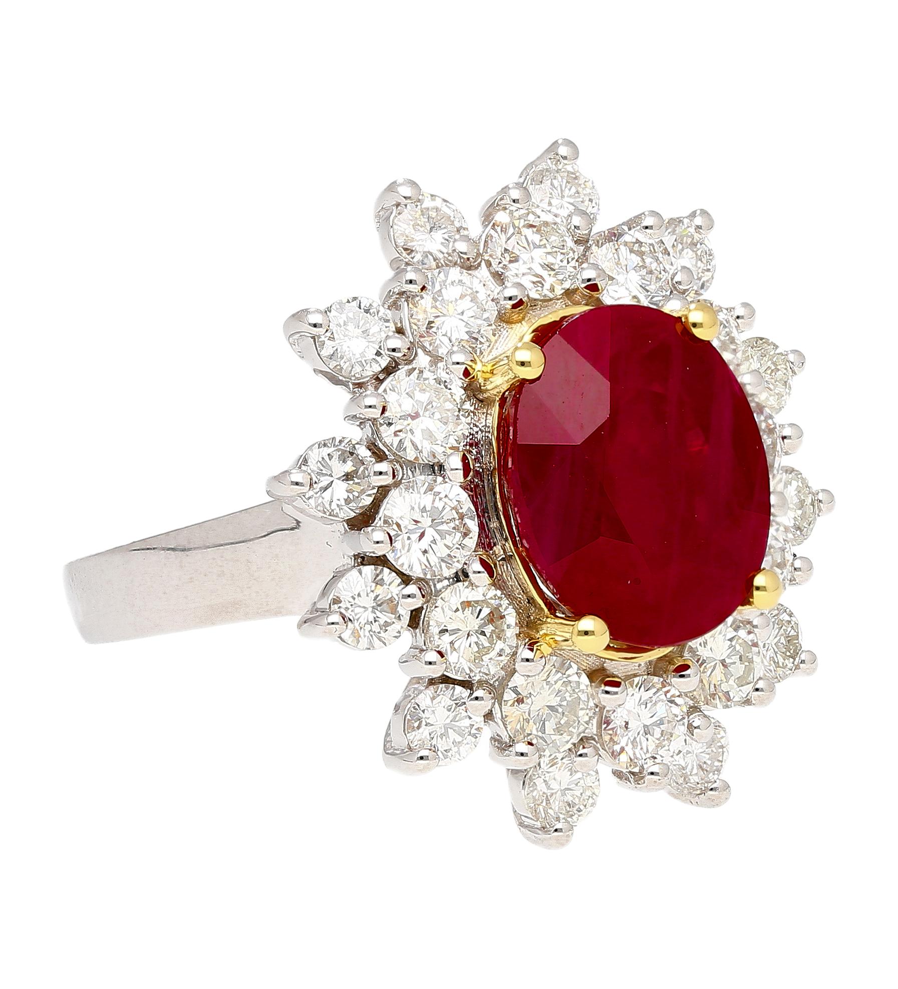 GRS-zertifiziert 5,09 Karat ovalen Schliff birmanischen Ursprungs Rubin und Diamant Halo-Ring. Geschmückt mit 2,10 Karat aus 24 weißen Diamanten im Rundschliff. Der Rubin ist in 18 Karat Gelbgold und die Diamanten in 18 Karat Weißgold gefasst. Der