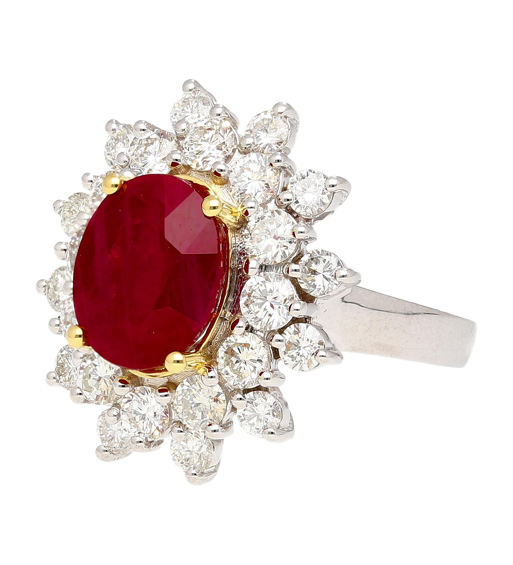 GRS-zertifizierter 5,09 Karat ovaler Burma-Rubin & Diamant-Halo-Cluster-Ring mit Halo (Art déco) im Angebot