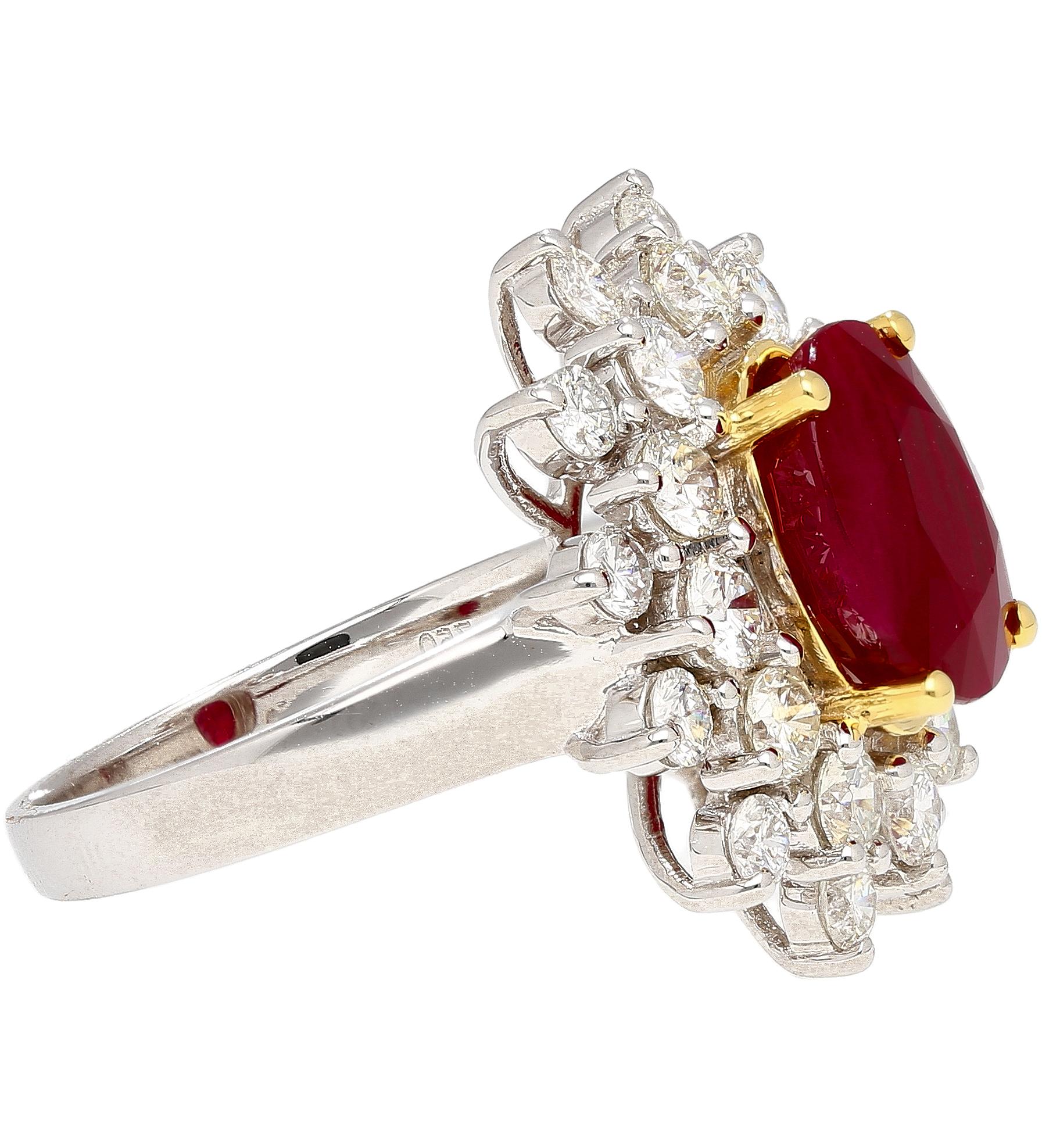 GRS-zertifizierter 5,09 Karat ovaler Burma-Rubin & Diamant-Halo-Cluster-Ring mit Halo (Ovalschliff) im Angebot