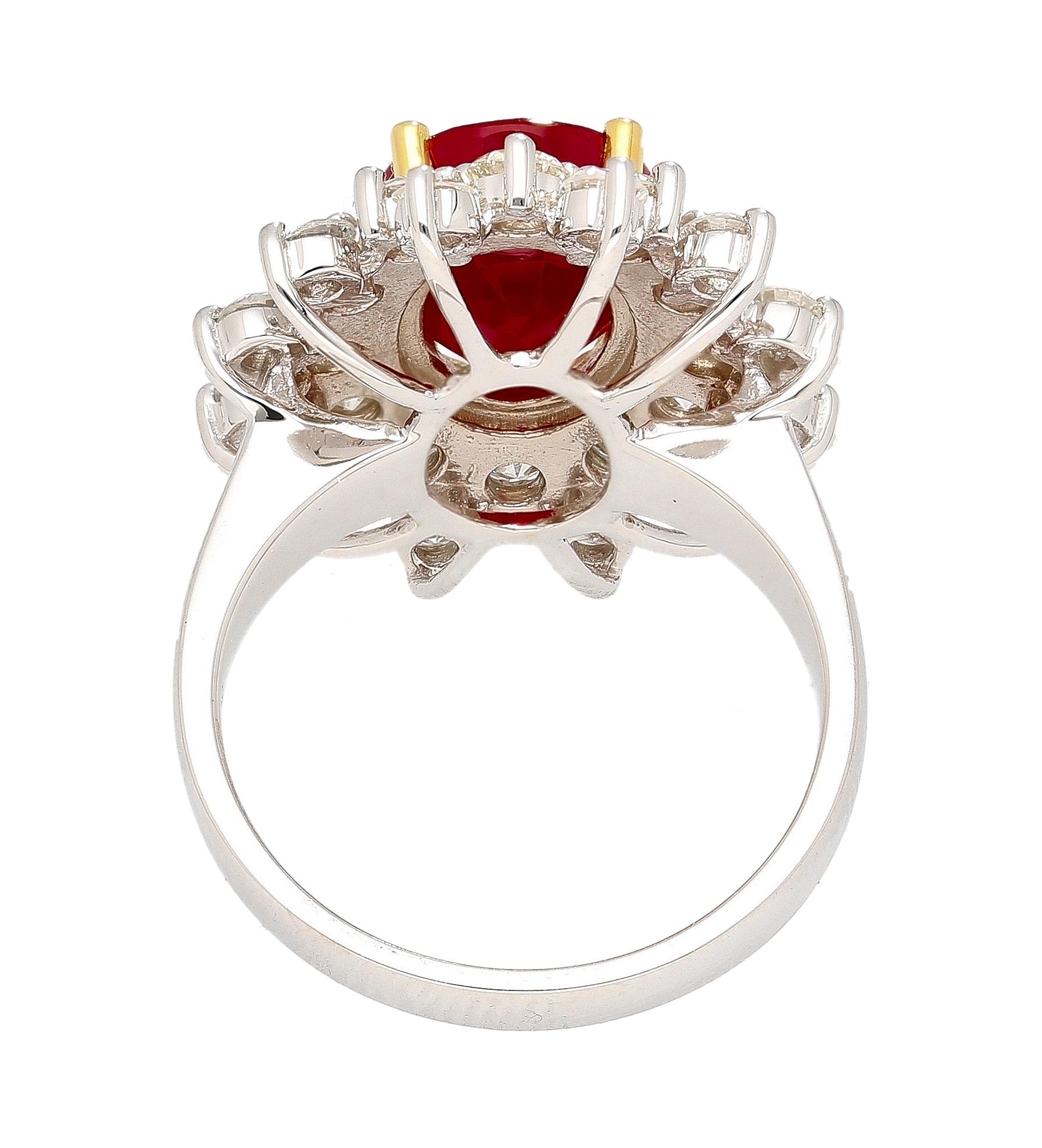 GRS-zertifizierter 5,09 Karat ovaler Burma-Rubin & Diamant-Halo-Cluster-Ring mit Halo im Zustand „Neu“ im Angebot in Miami, FL