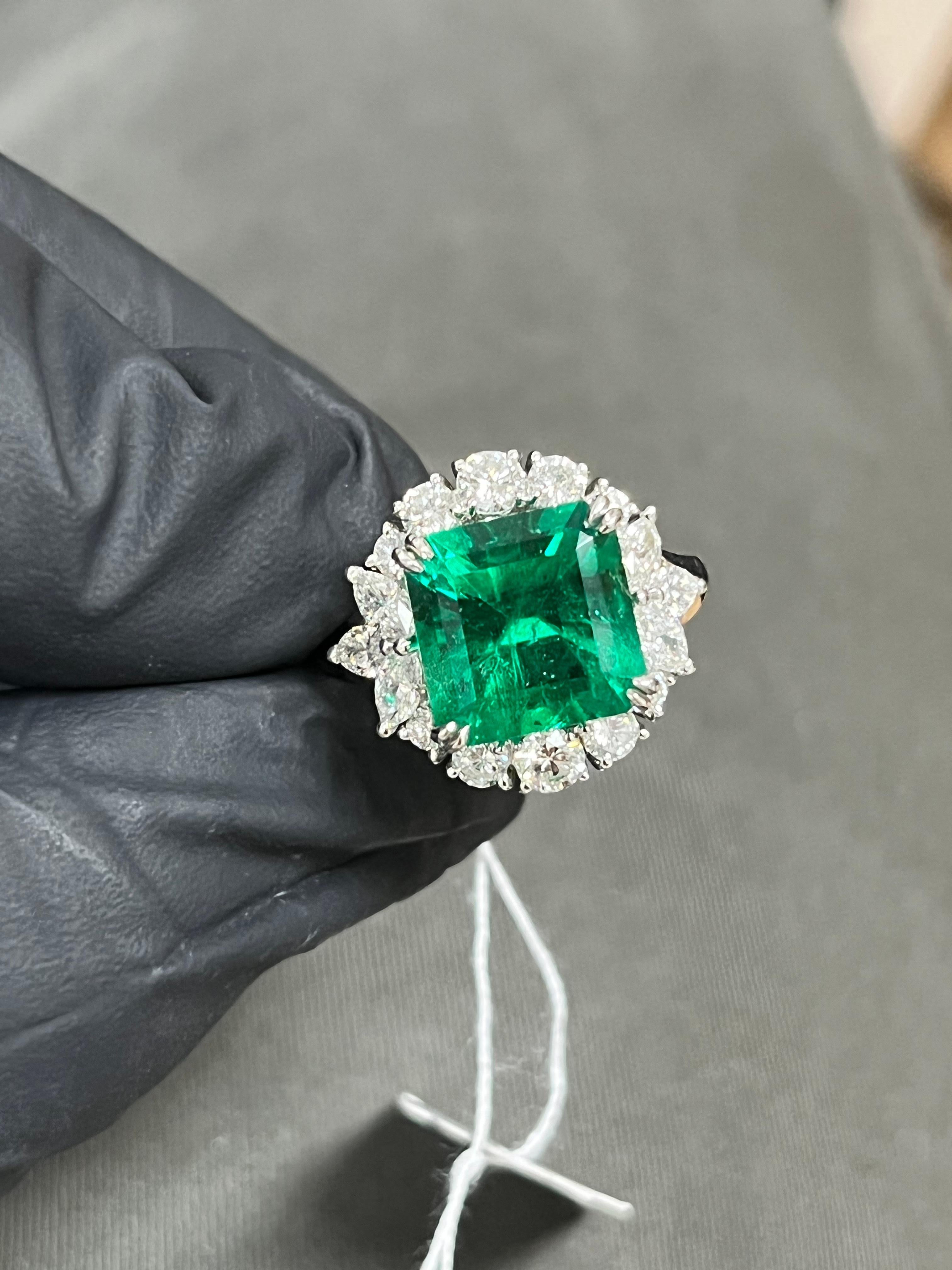 GRS Certified 5.20 Carat Minor Oil Colombian Emerald and Diamond Halo Ring In New Condition For Sale In Miami, FL