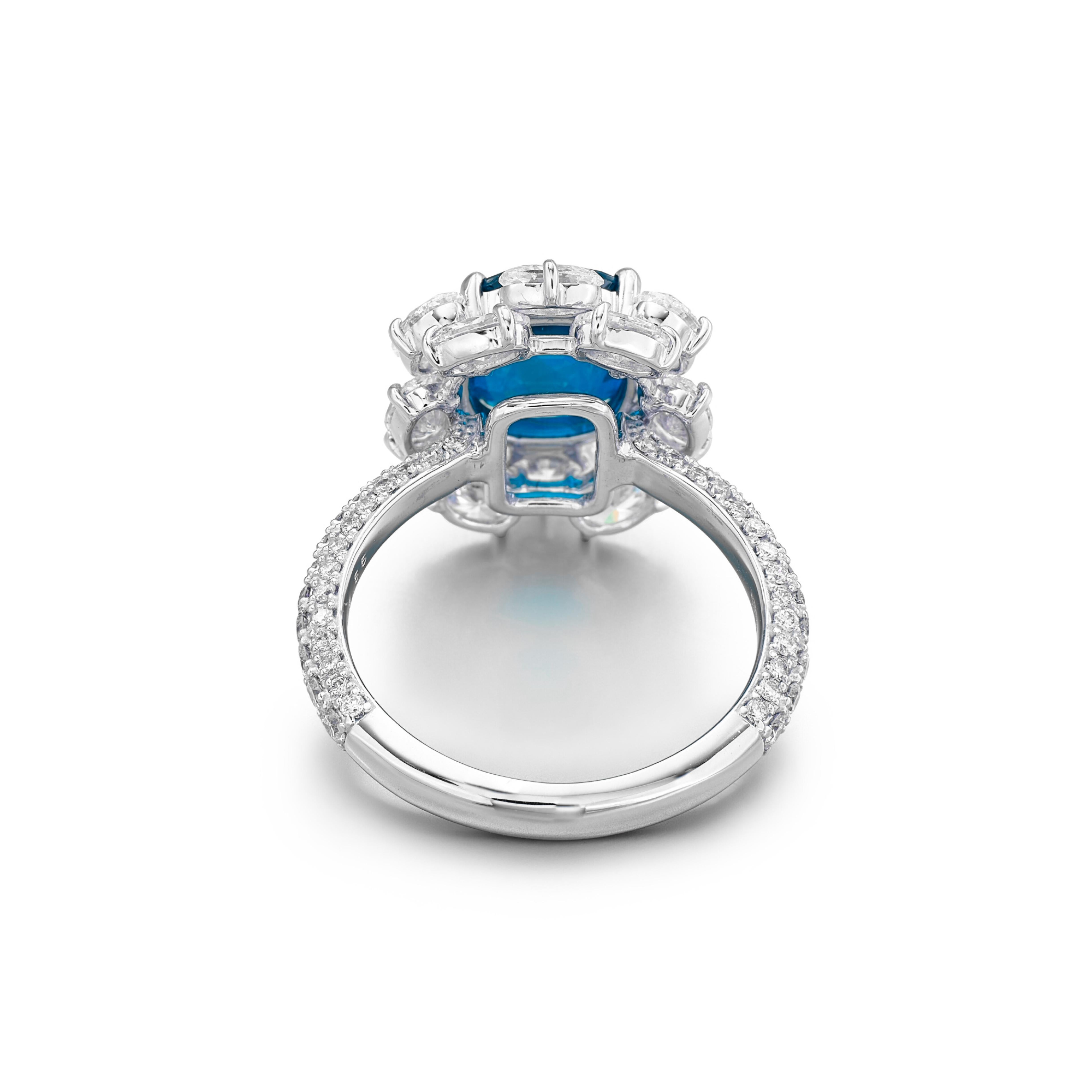 Serti d'un saphir bleu de forme coussin pesant 5,20 carats, orné de diamants ovales et de taille brillant, monté en or blanc 18 carats, taille 6 ½. 



Accompagné de deux rapports gemmologiques.

