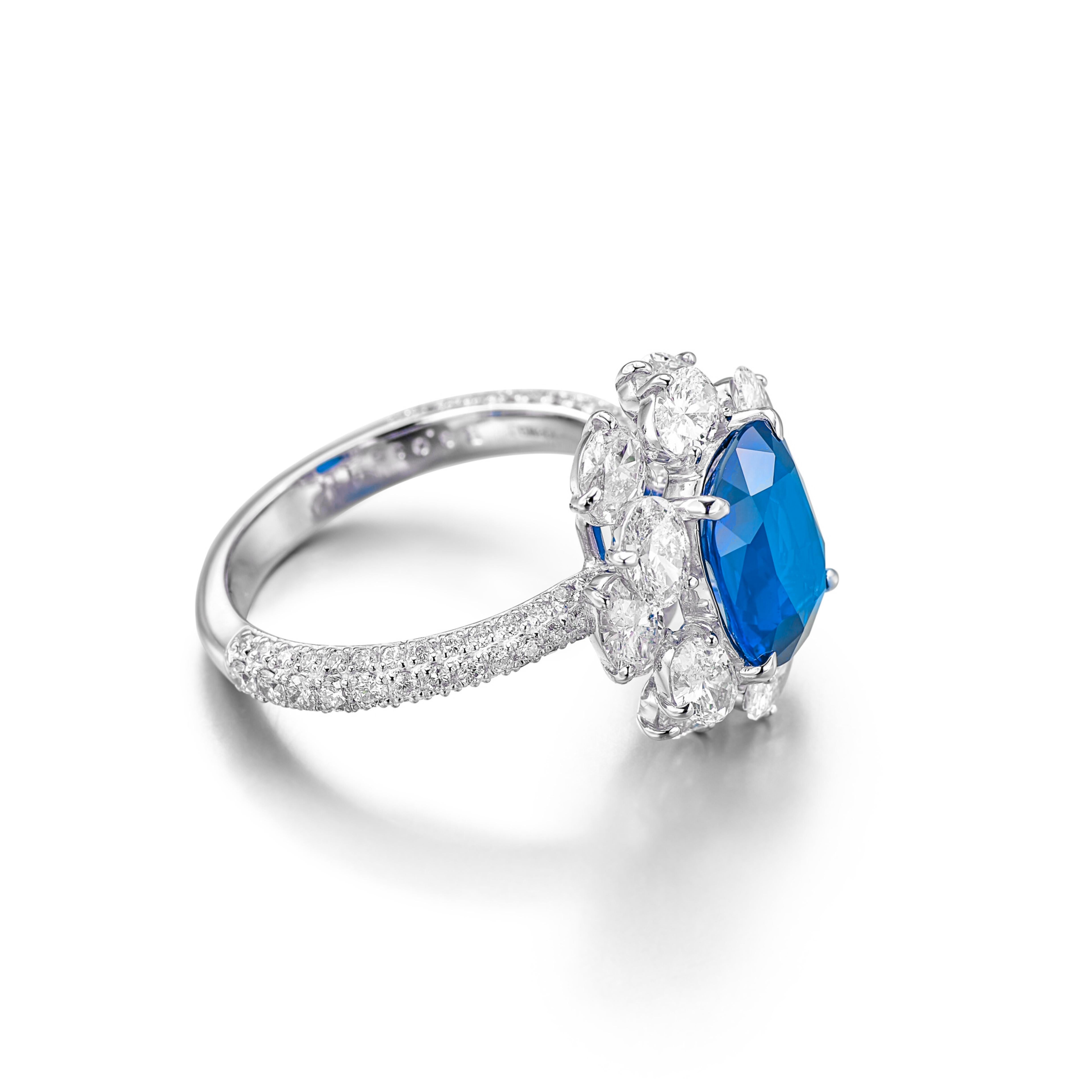 Contemporain Certifié GRS 5.20 ct. Bague saphir non traité et diamant en vente