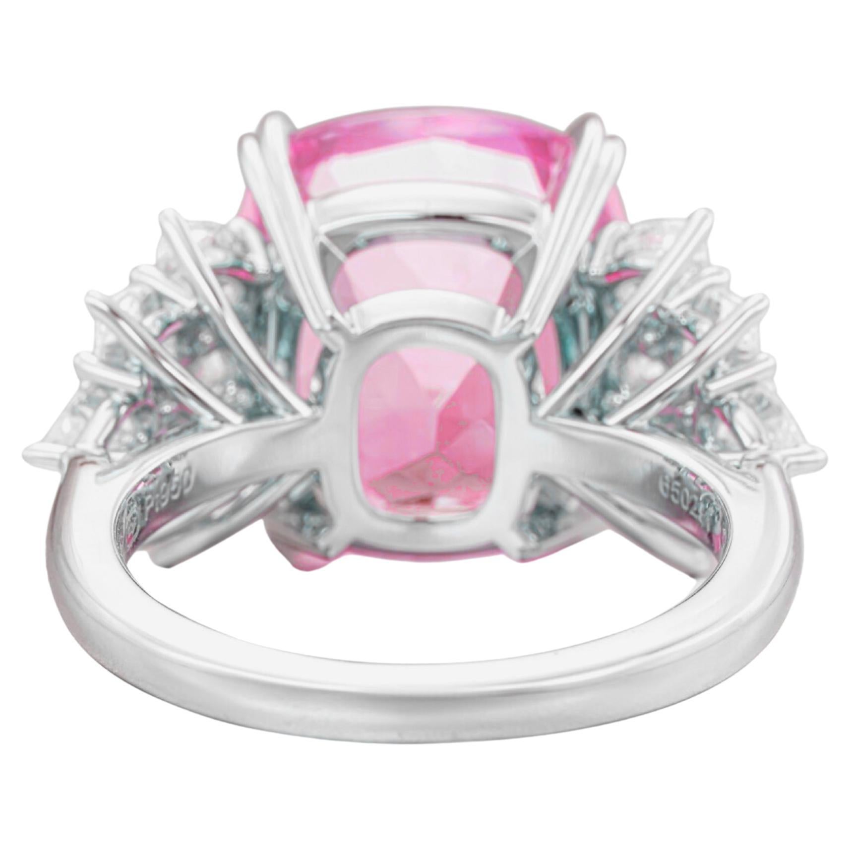 Incastonato con uno zaffiro rosa vivido a forma di cuscino del peso di 5,23 carati, affiancato da grappoli di diamanti a forma di pera, montato in platino



Accompagnato dal rapporto di GRS Svizzera 


