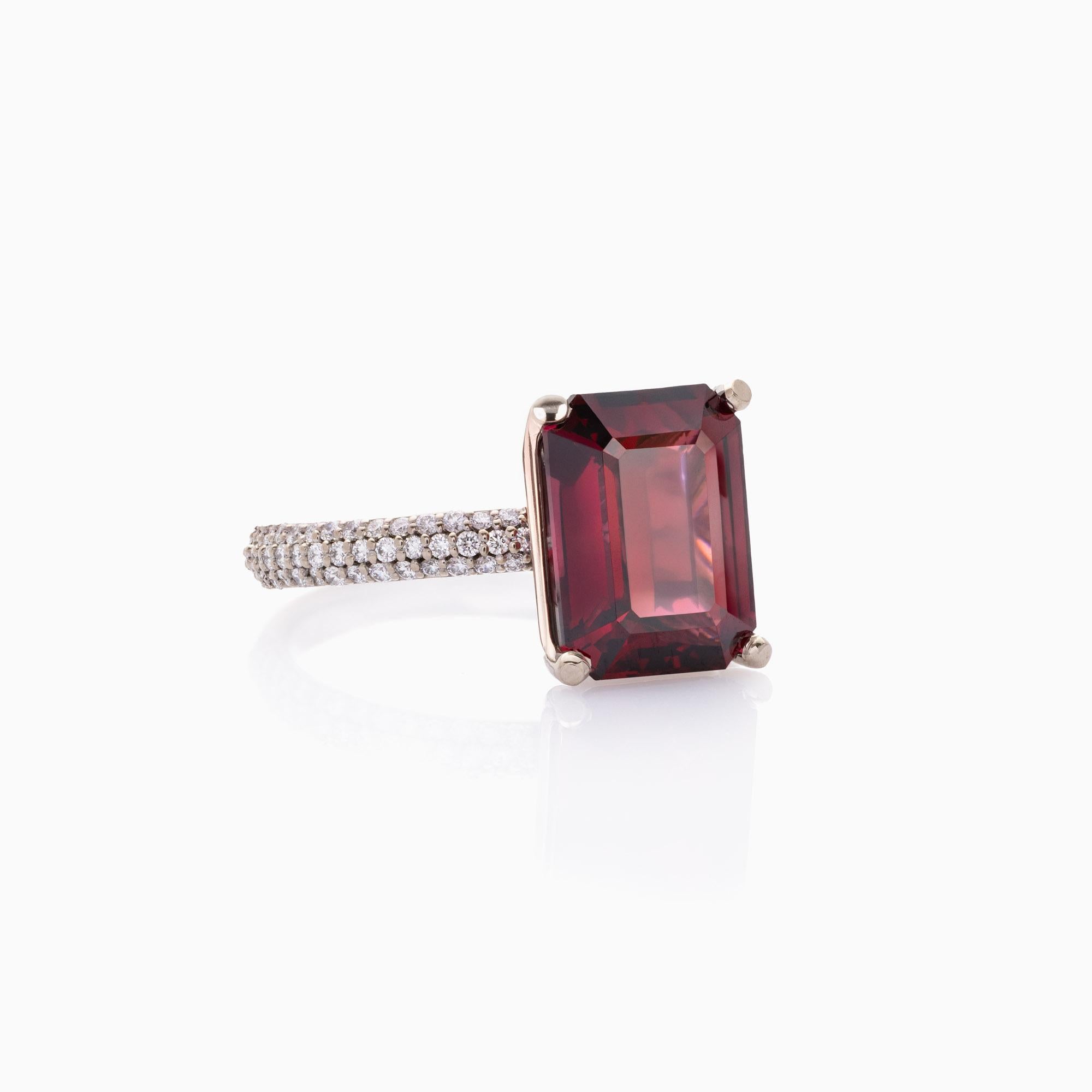 Rhodolith-Granat-Ring, 5,38 Karat, Diamantring, 0,50 Karat, 18 Karat Weißgold, GRS-zertifiziert. Dieser elegante Ring ist aus 18 Karat Weißgold gefertigt und zeigt einen natürlichen Rhodolith-Granat mit einem Gewicht von etwa 5,38 Karat und den