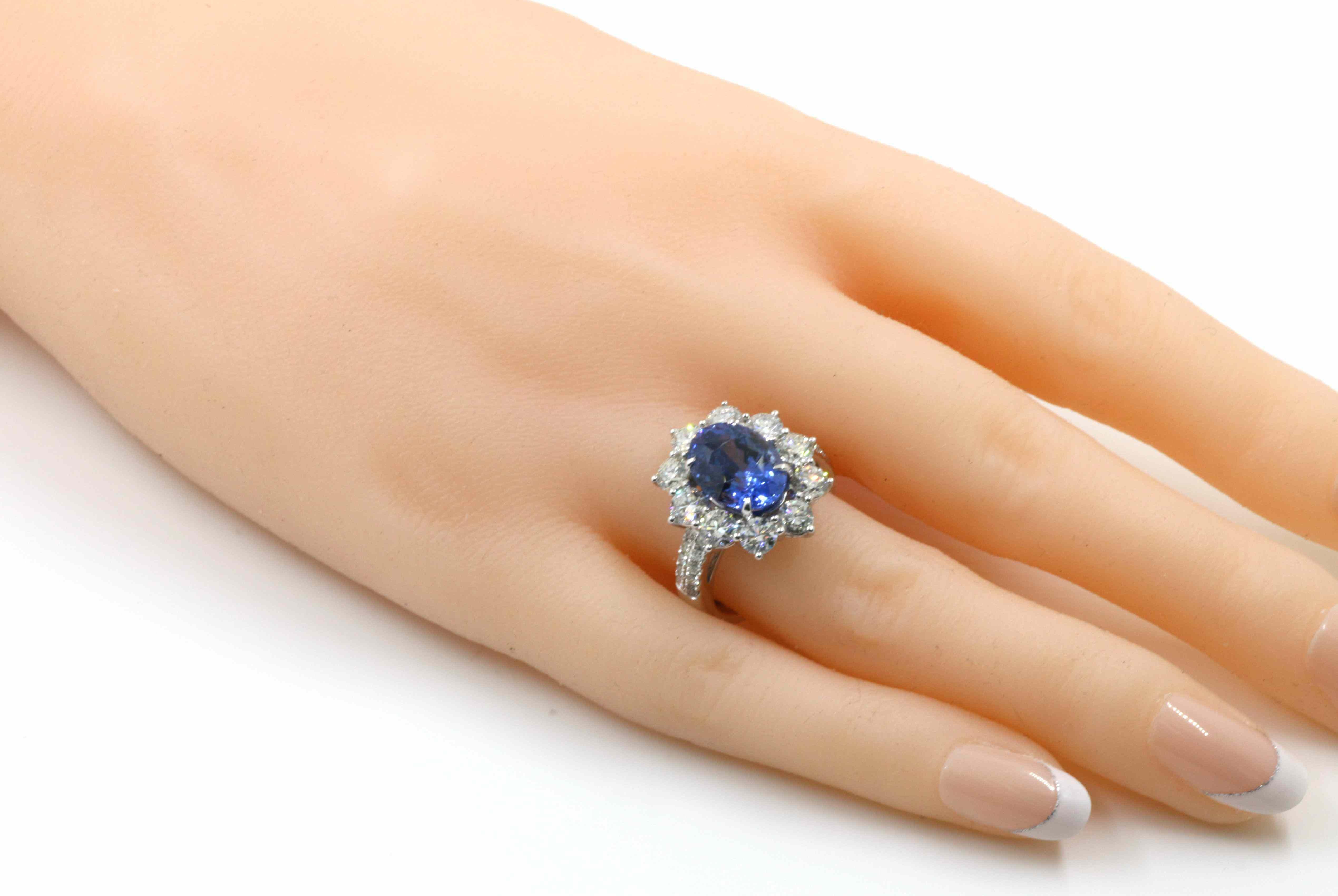 GRS Certified 5.55 Carat Blue Sapphire and Diamond Ring in 18K White Gold In New Condition For Sale In Hong Kong, HK